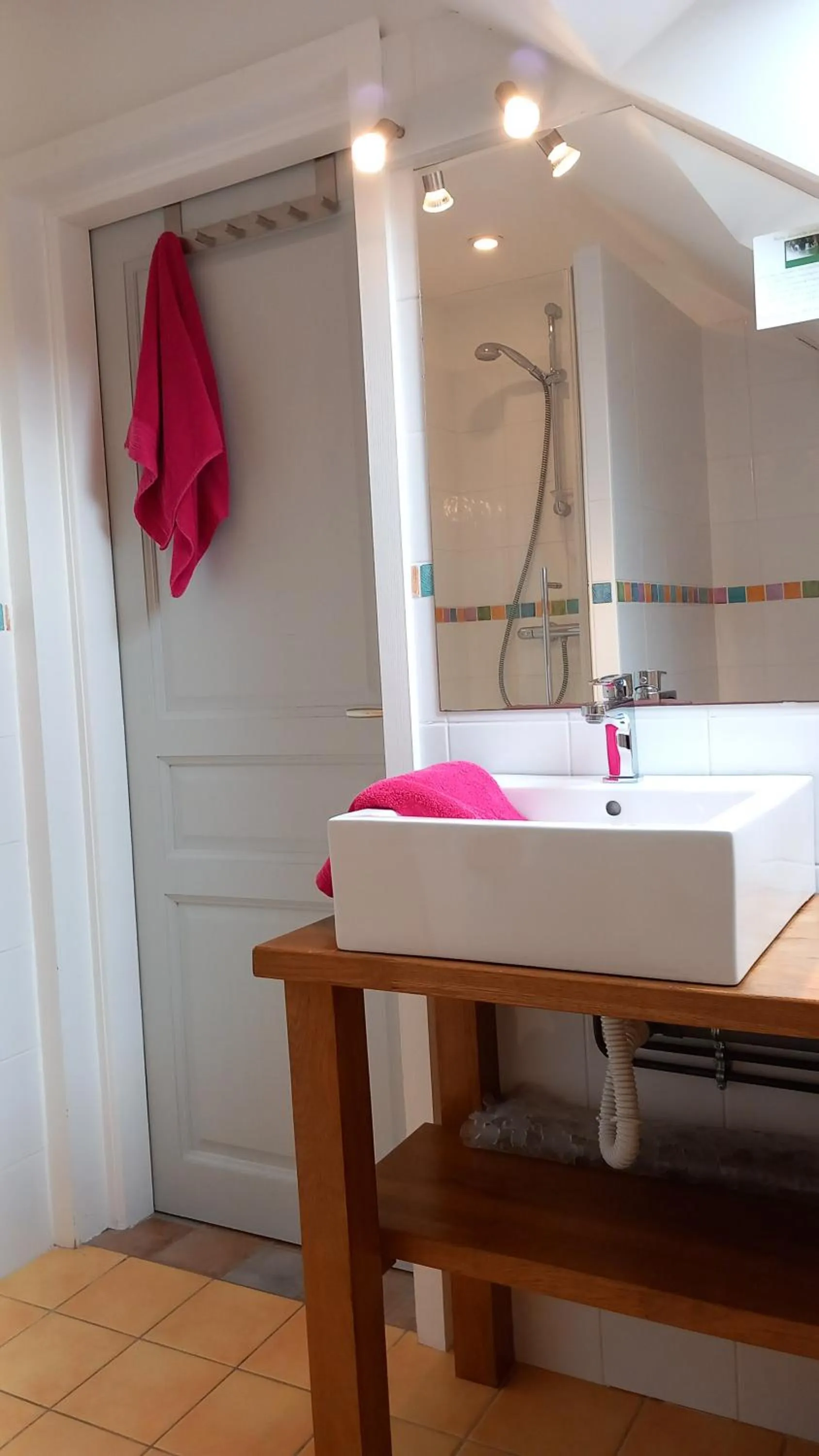 Shower in Les chambres du Manoir de Kerhel