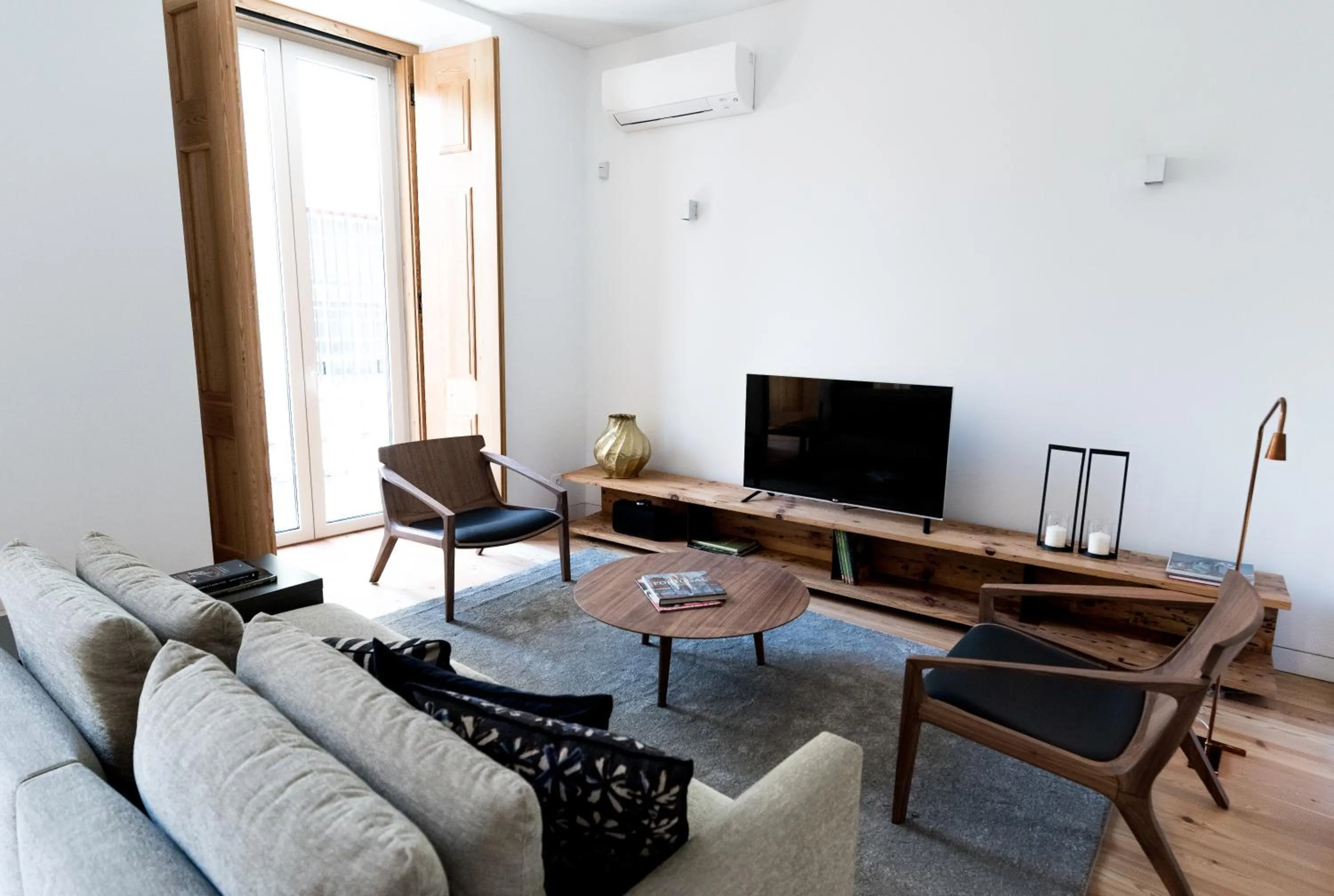 Living room in Flora Chiado Apartments