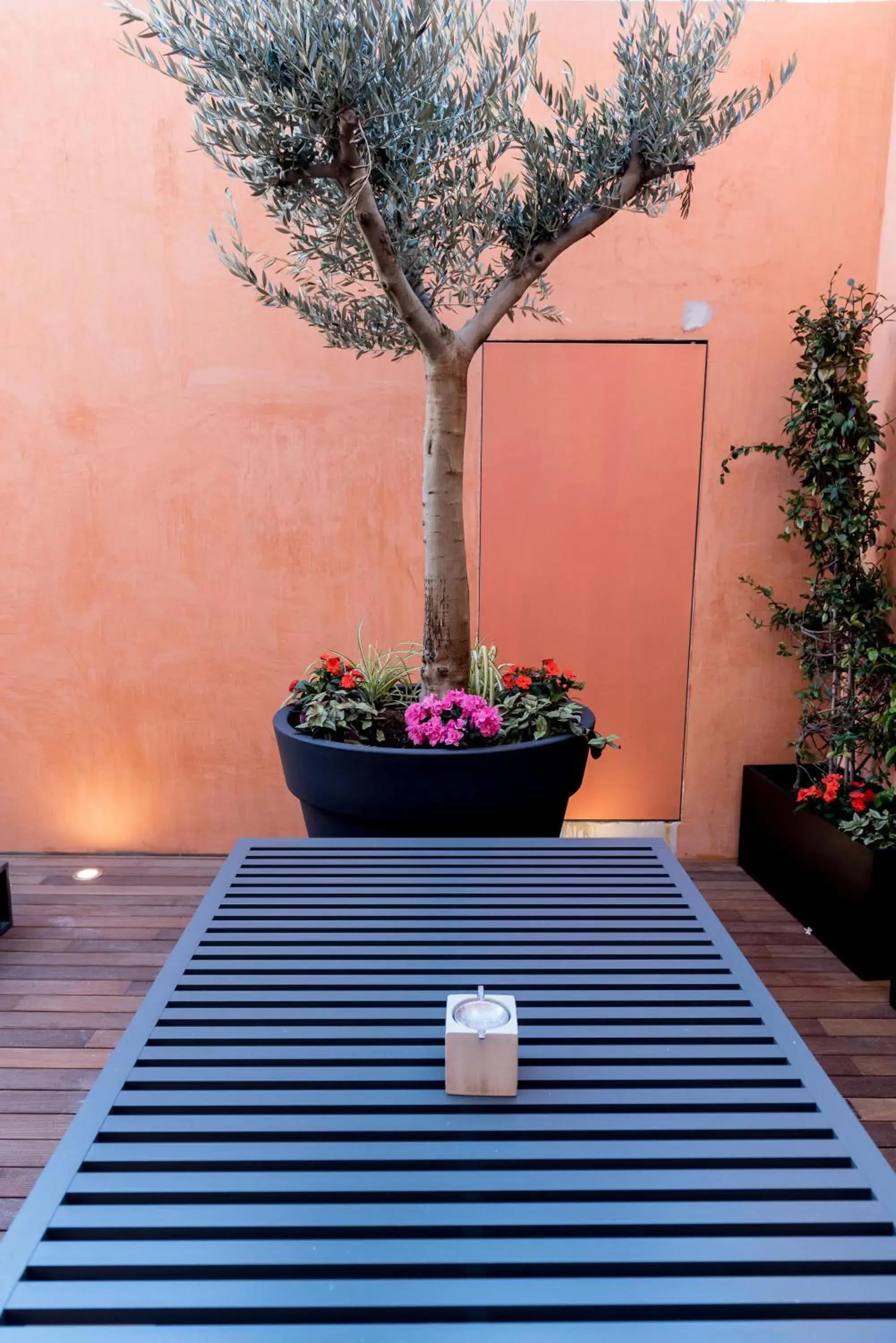 Property building in Flora Chiado Apartments Property building in Flora Chiado Apartments