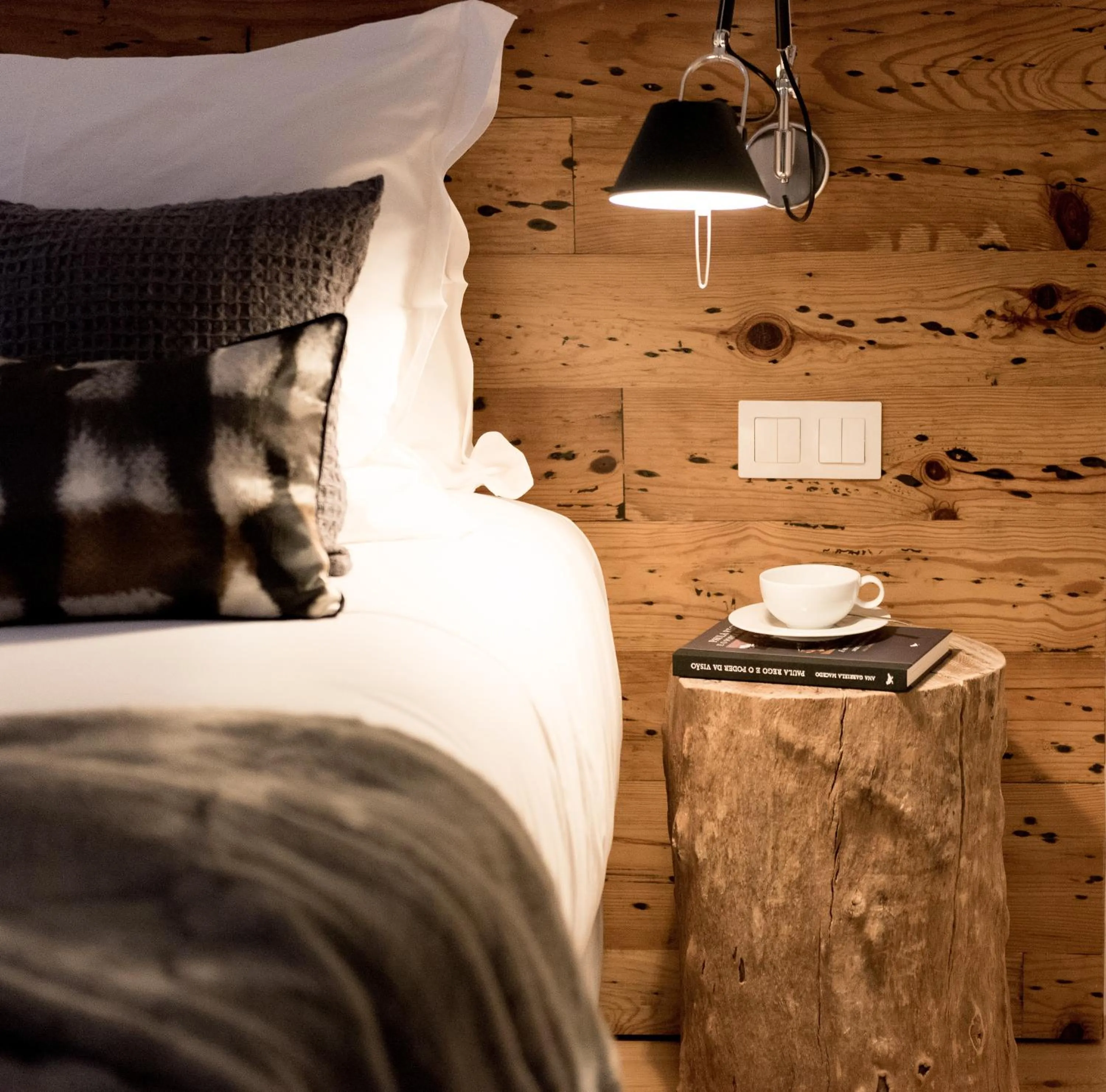 Bed in Flora Chiado Apartments