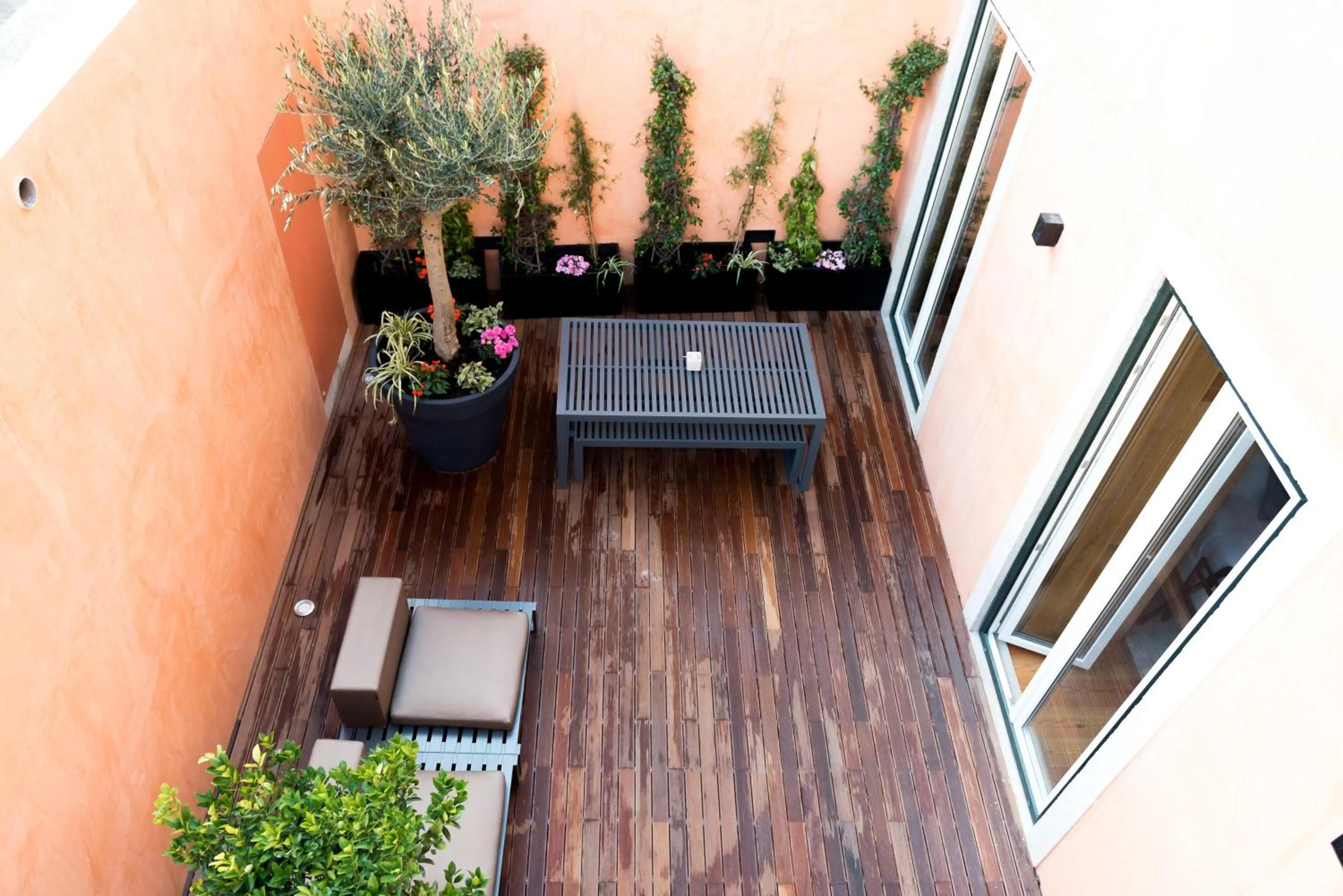 Garden in Flora Chiado Apartments