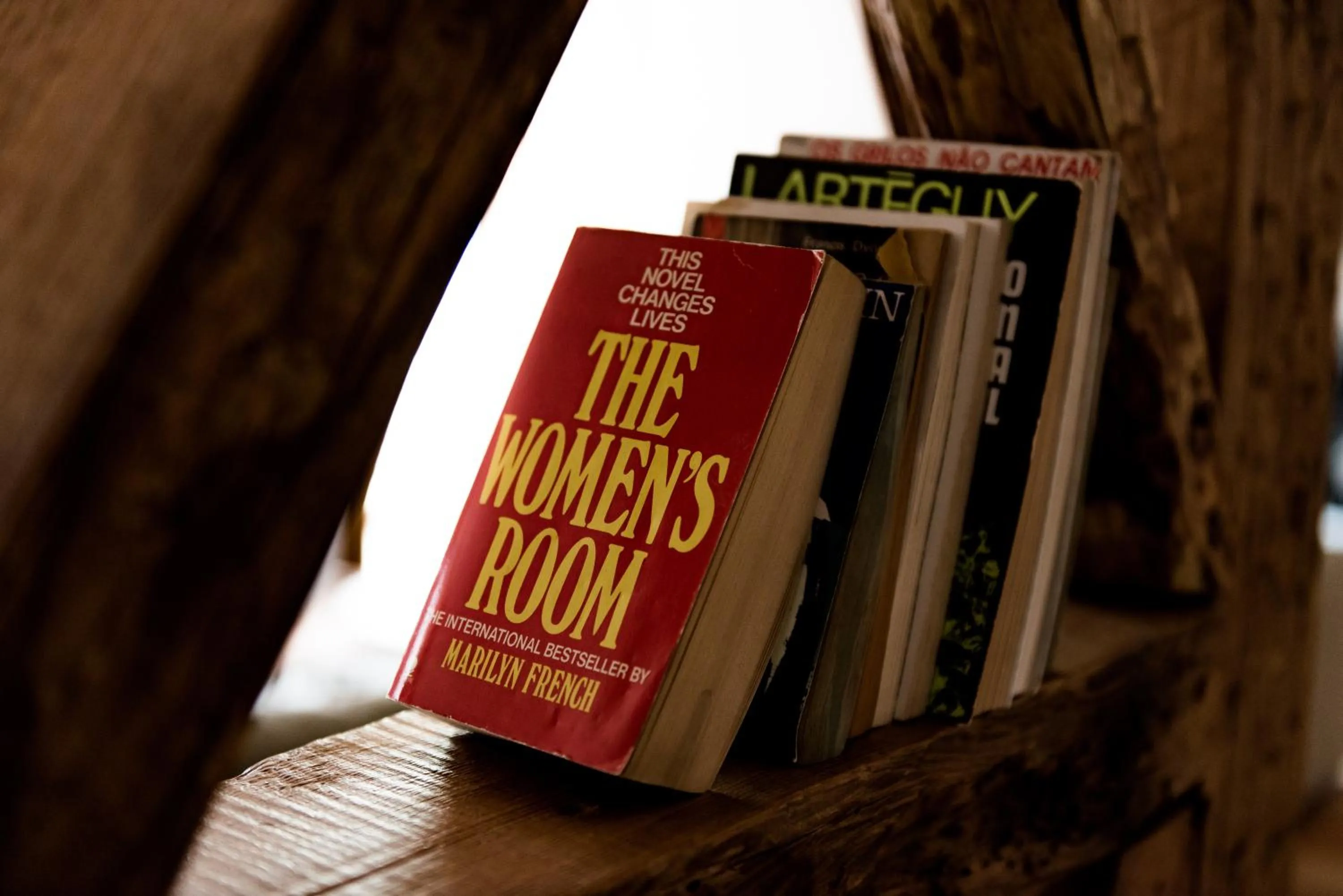 Decorative detail in Flora Chiado Apartments