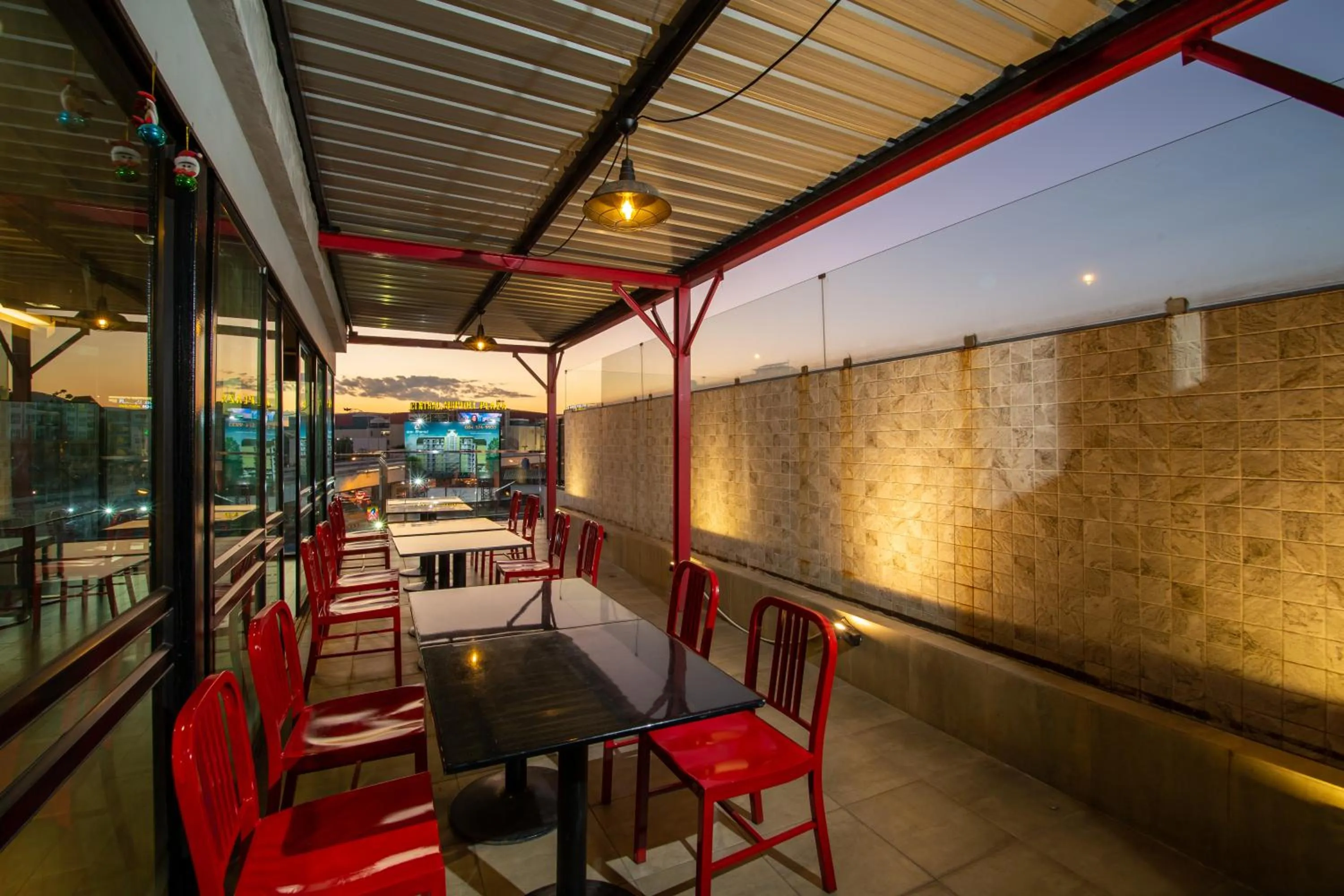 Restaurant/places to eat in WE Terminal Hotel