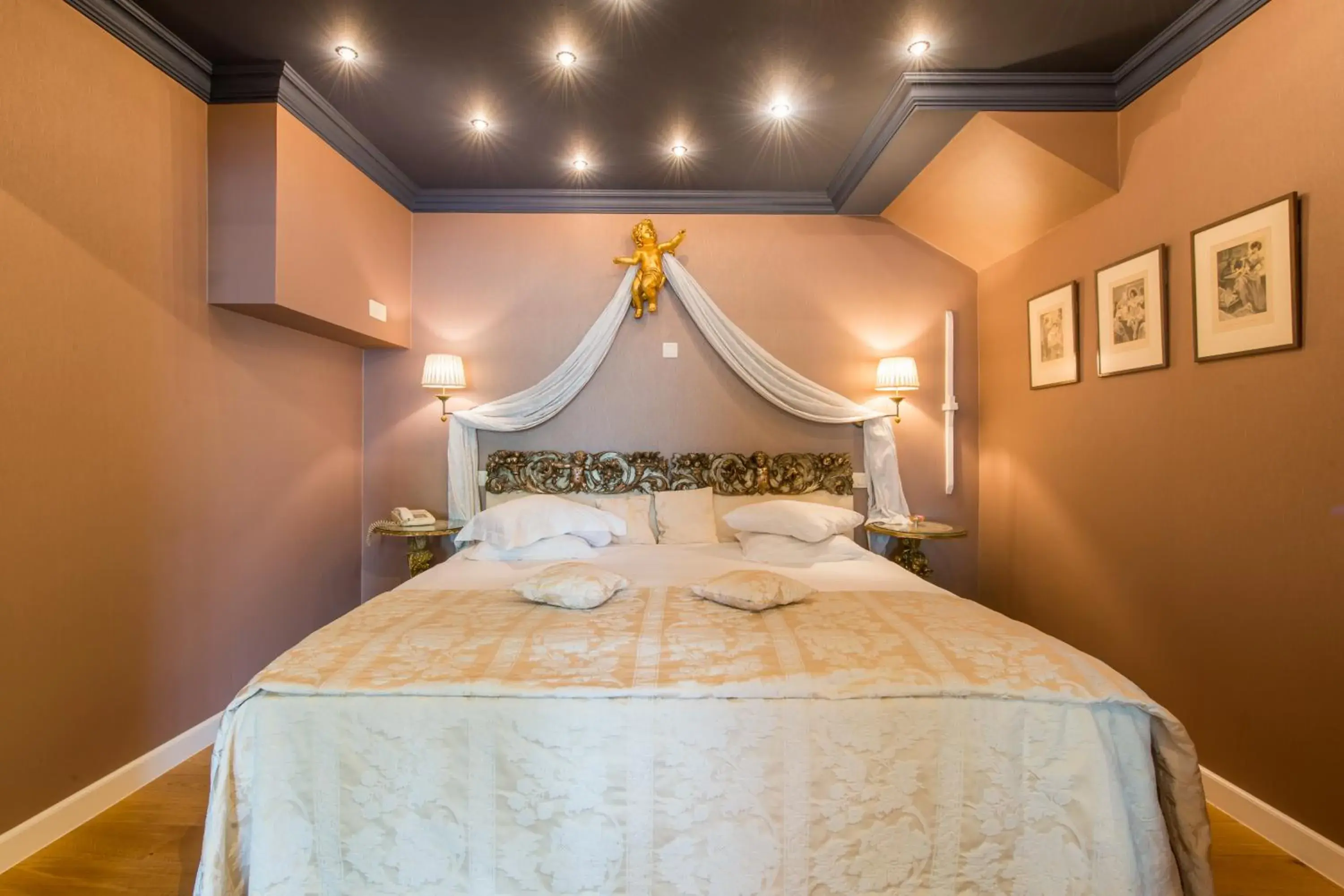 Junior Suite with Canal View in Boutique Hotel Die Swaene Junior Suite with Canal View in Boutique Hotel Die Swaene