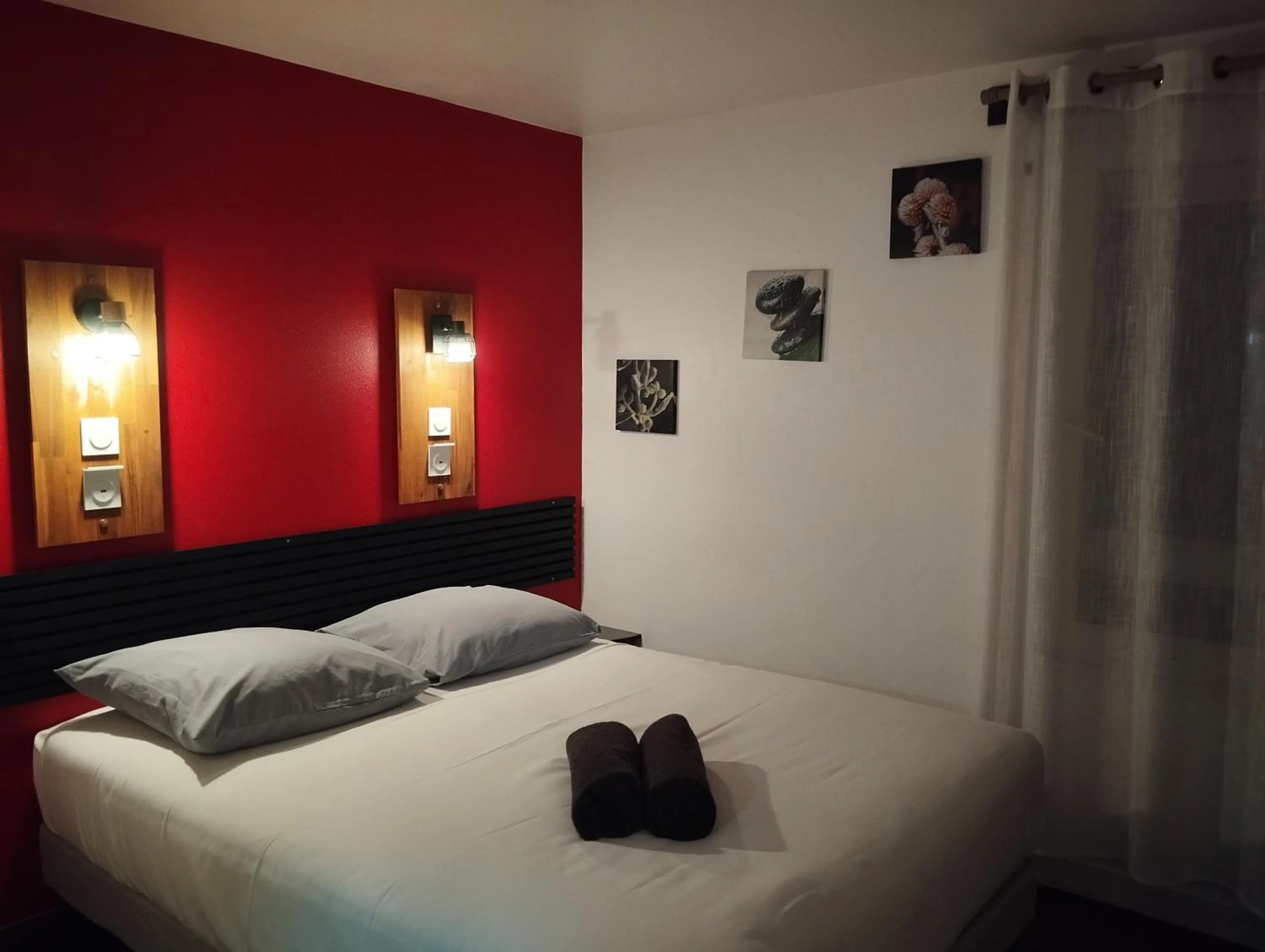 Decorative detail, Bed in Kyriad Direct Saintes