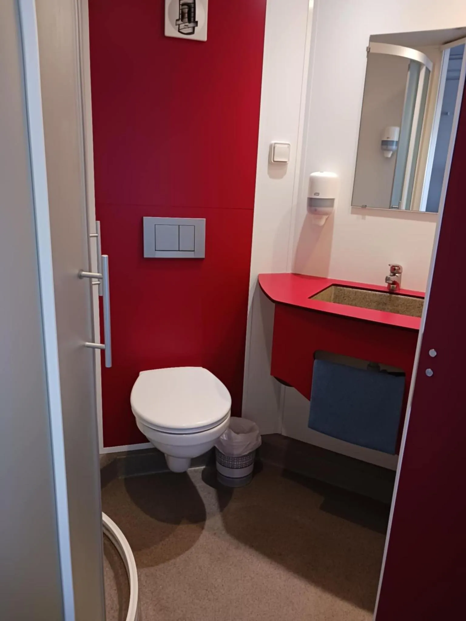 Toilet in Kyriad Direct Saintes