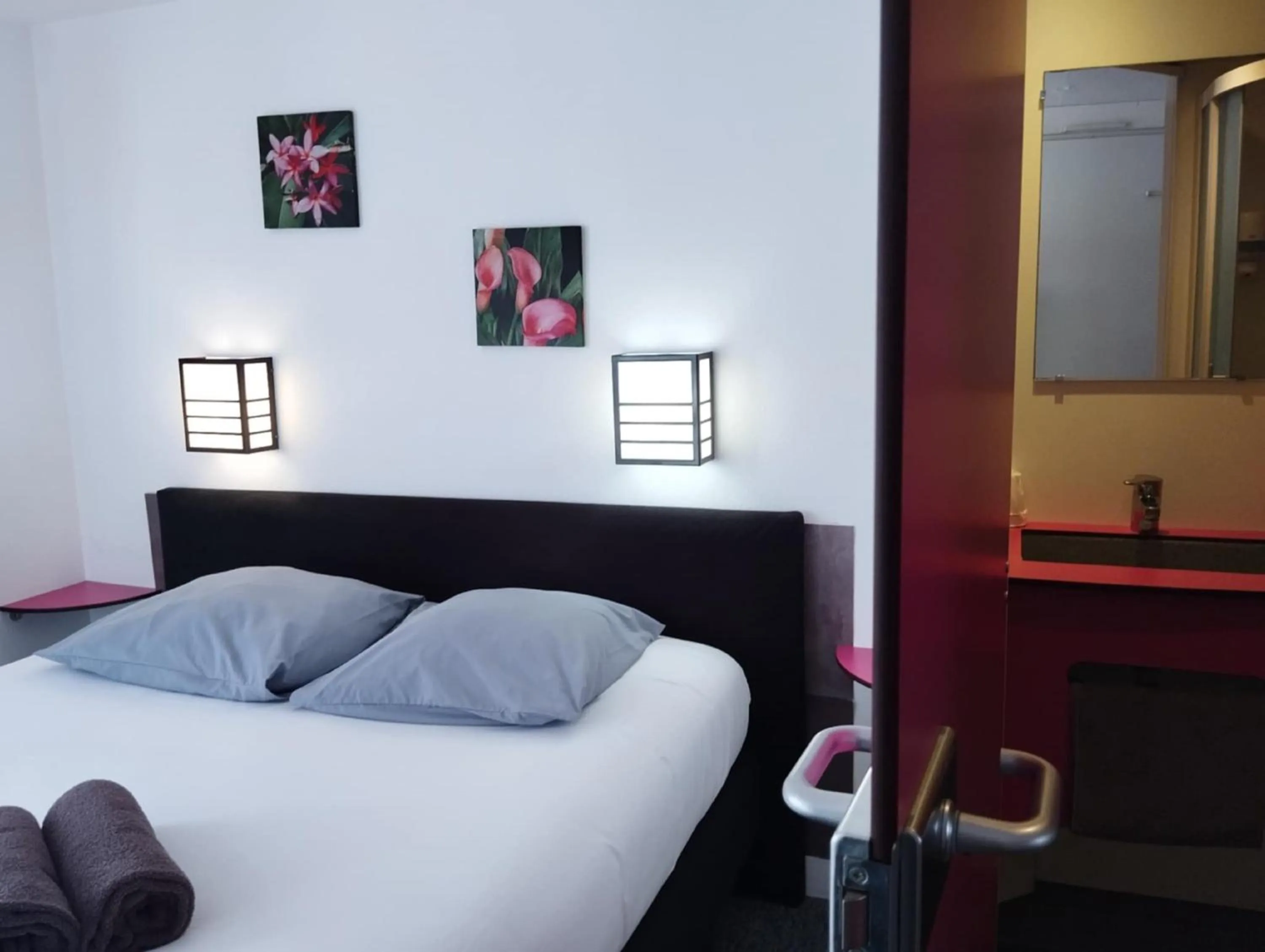 Shower, Bed in Kyriad Direct Saintes