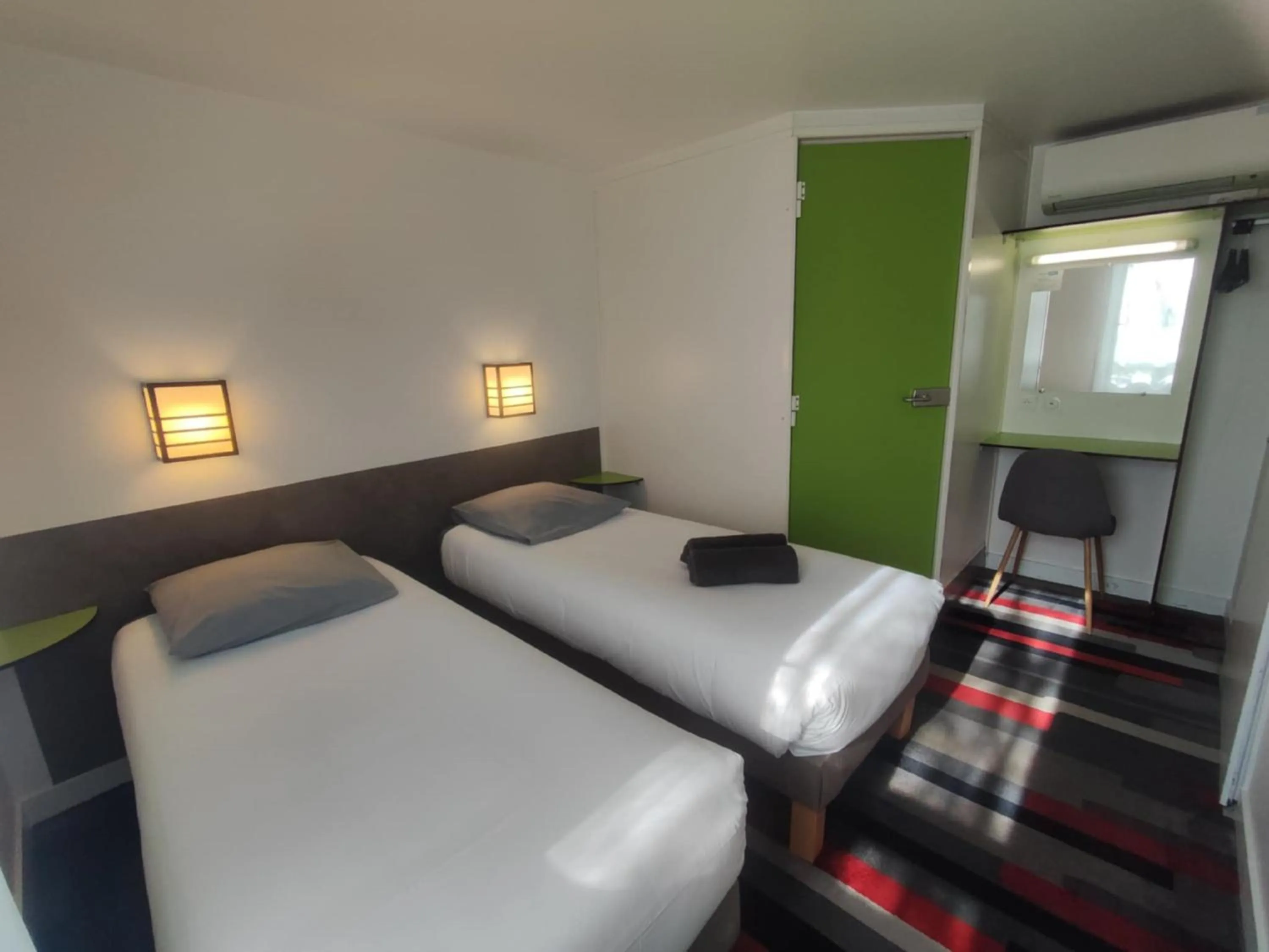 Business facilities, Bed in Kyriad Direct Saintes