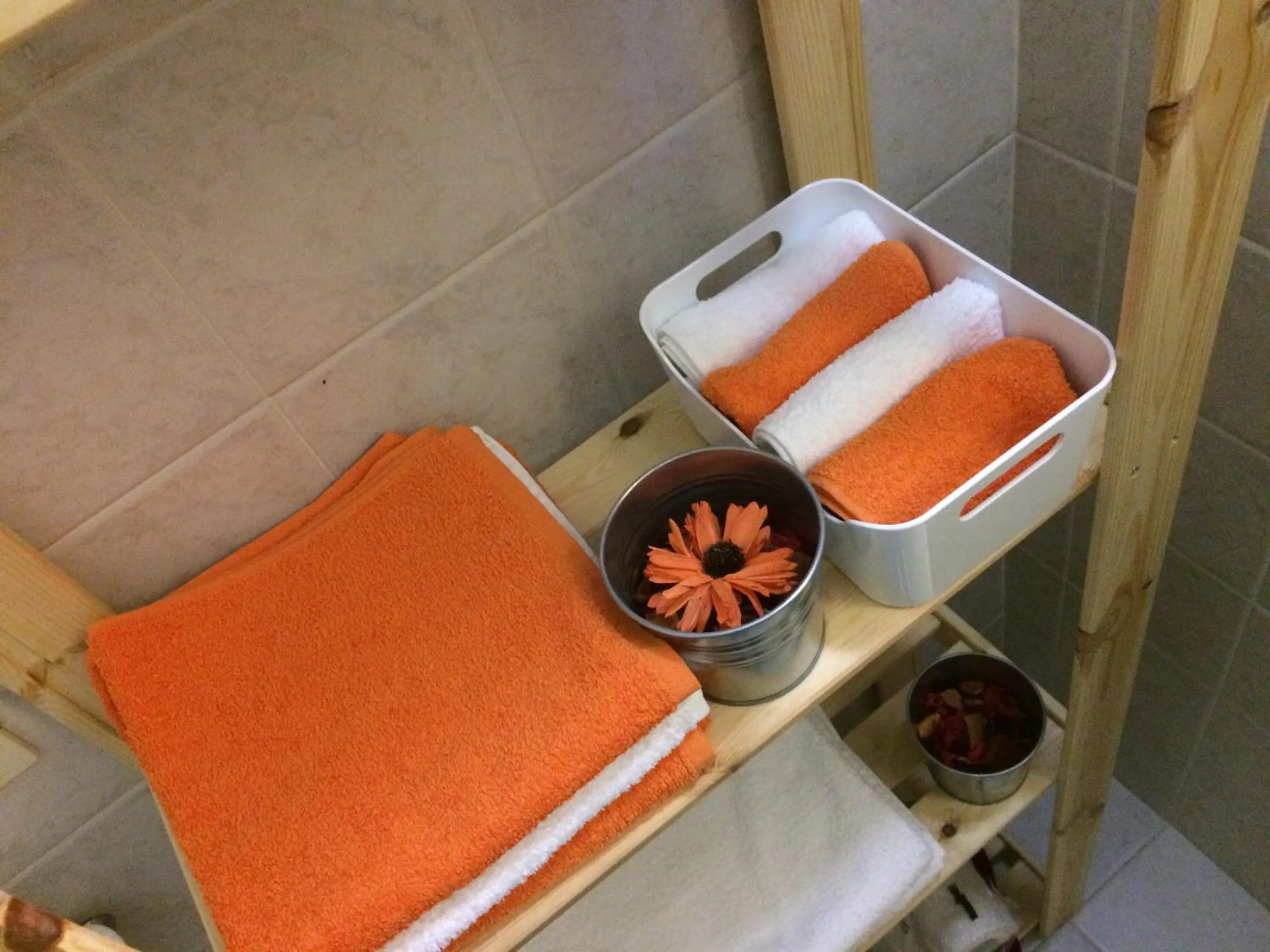 Bathroom in Large double room in Catania, B&B Le voci del mercato