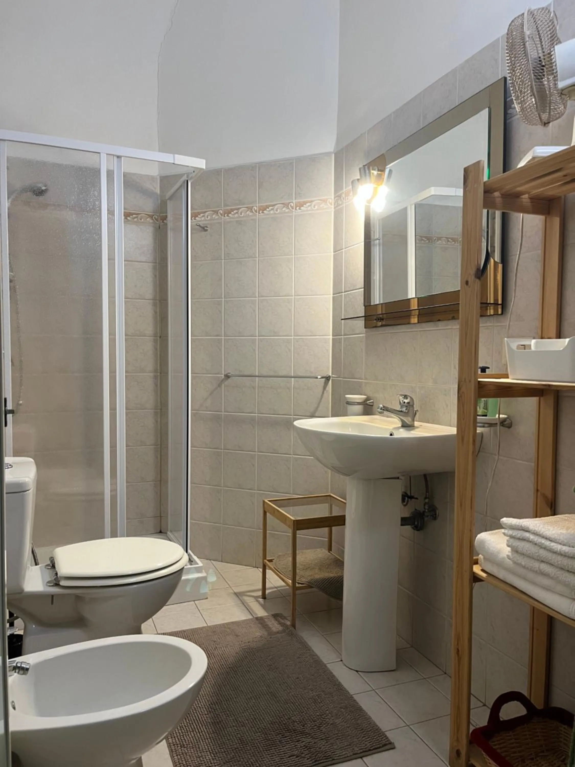 Bathroom in Large double room in Catania, B&B Le voci del mercato
