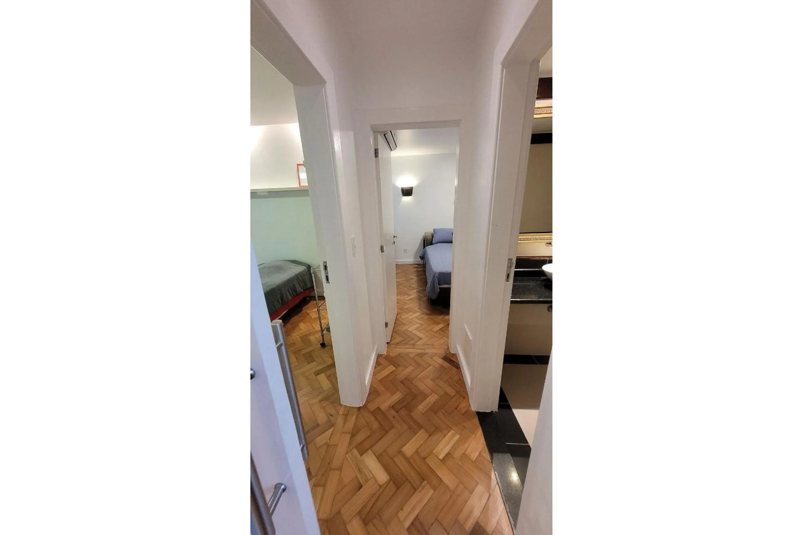 Photo of the whole room in RIO DE JANEIRO - LEBLON BEACH