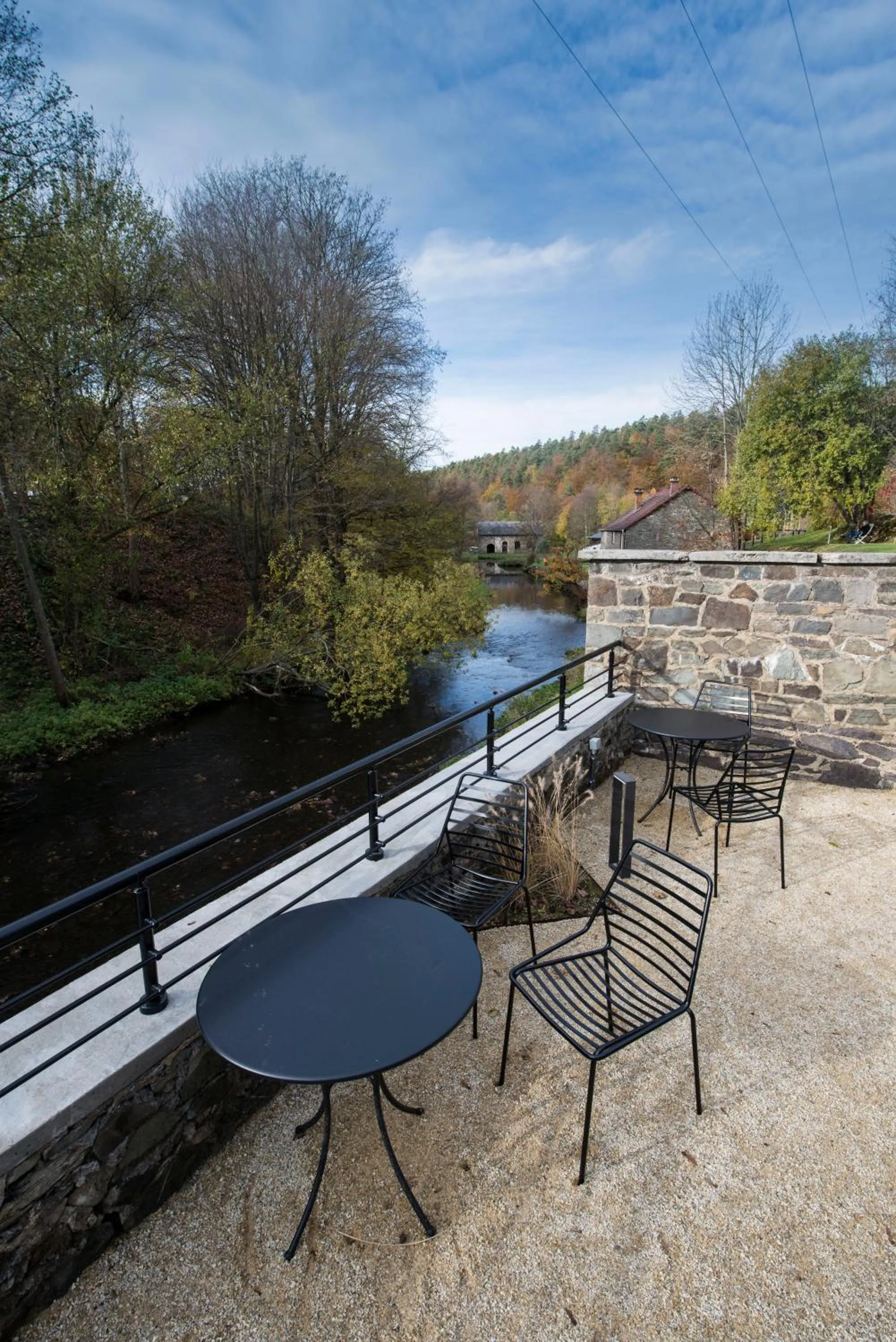 Patio in Hôtel Val de Poix- Logis Hôtel Restaurant