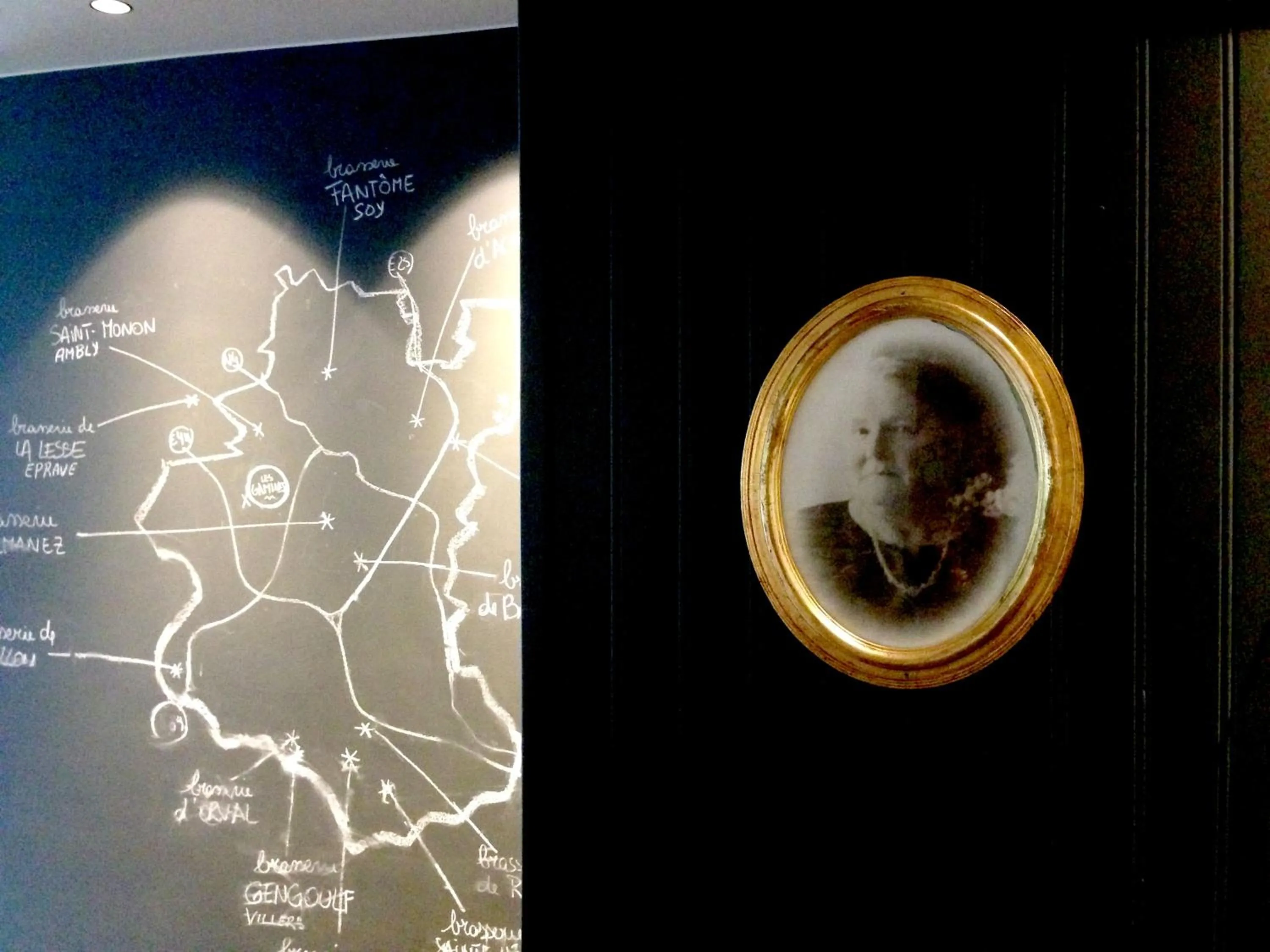 Decorative detail in Hôtel Val de Poix- Logis Hôtel Restaurant