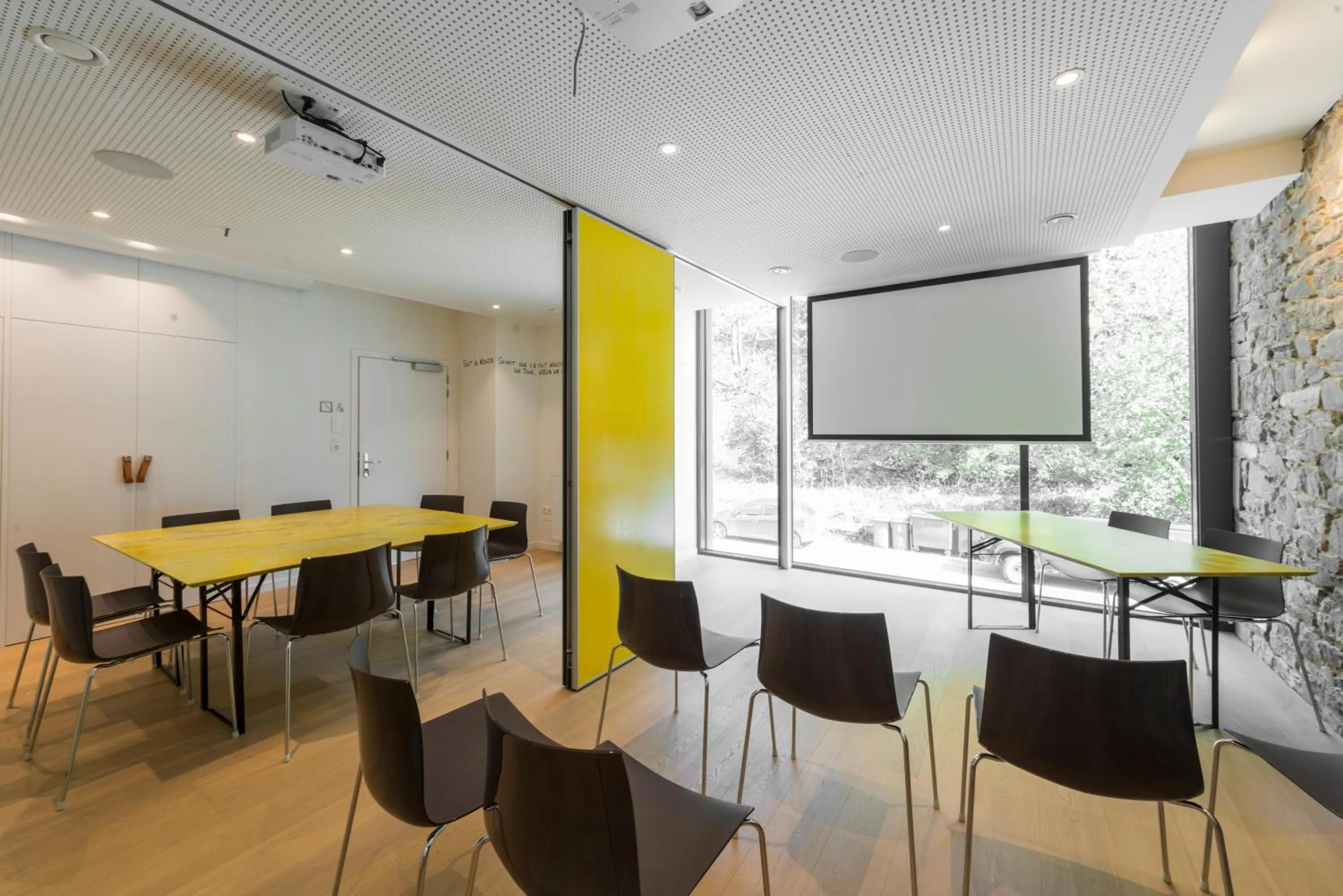 TV and multimedia in Hôtel Val de Poix- Logis Hôtel Restaurant