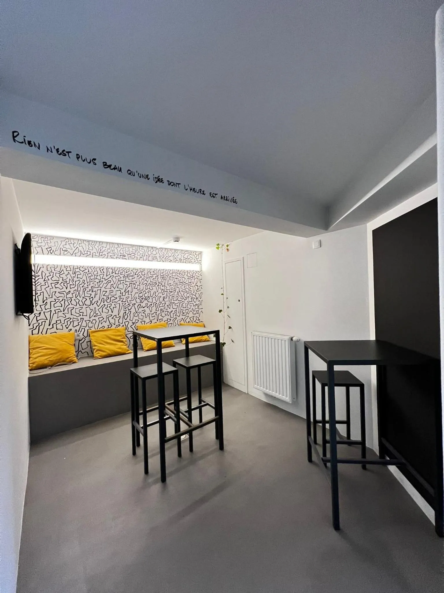 TV and multimedia in Hôtel Val de Poix- Logis Hôtel Restaurant