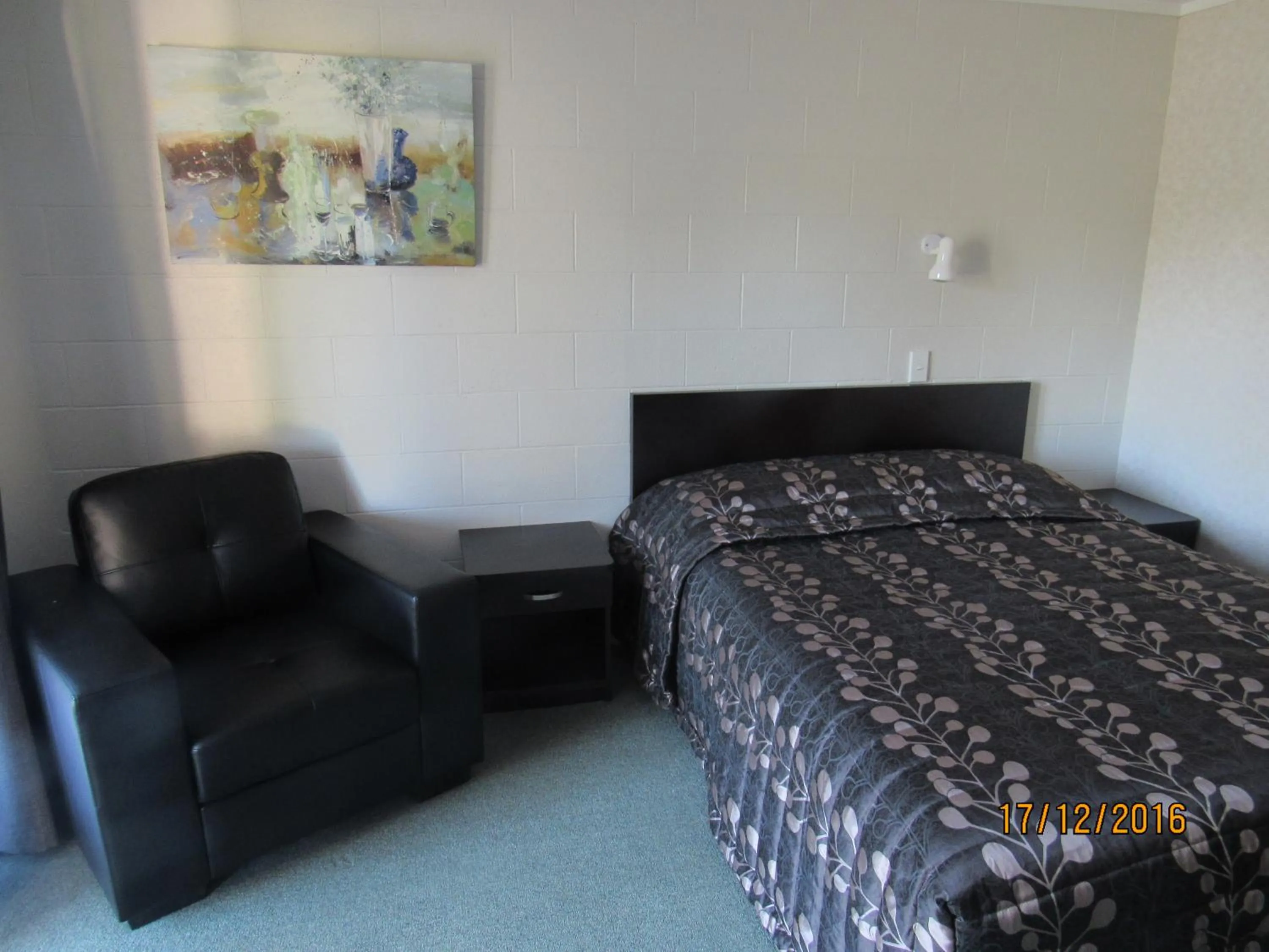 Photo of the whole room, Bed in Matador Motel