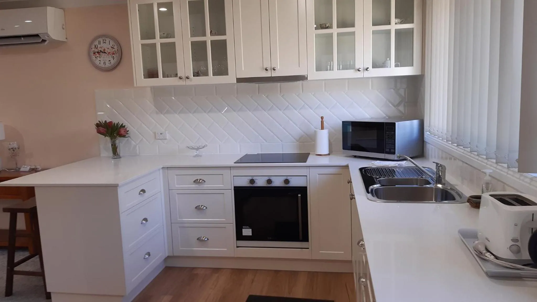Kitchen or kitchenette in Butterfly Cottage