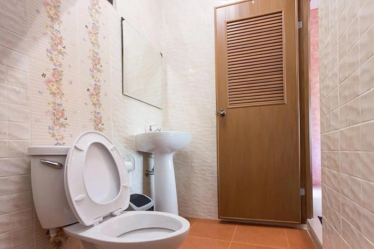 Toilet in Benya Hotel โรงแรมเบญญา