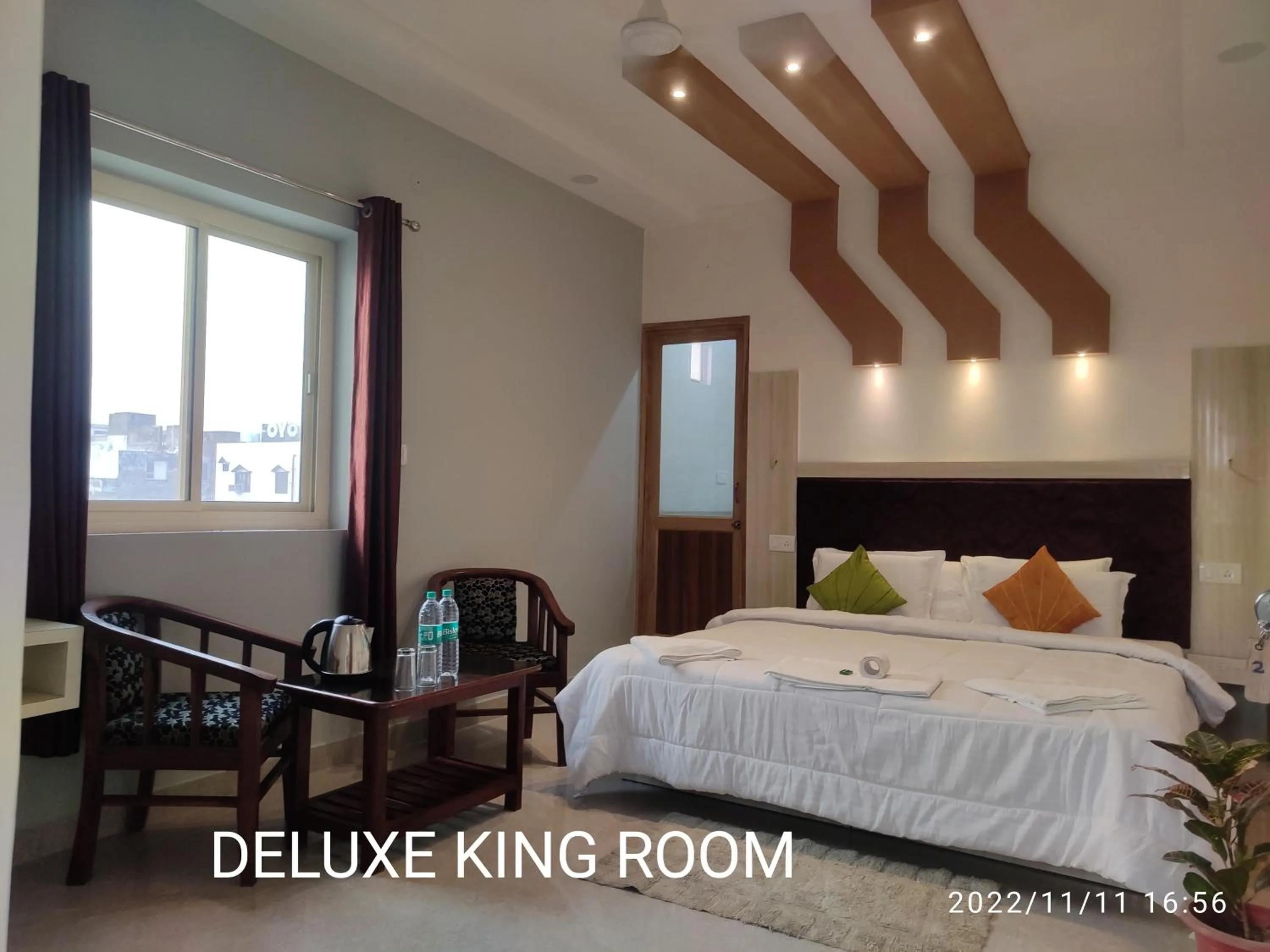 Deluxe King Room in Max Guest House