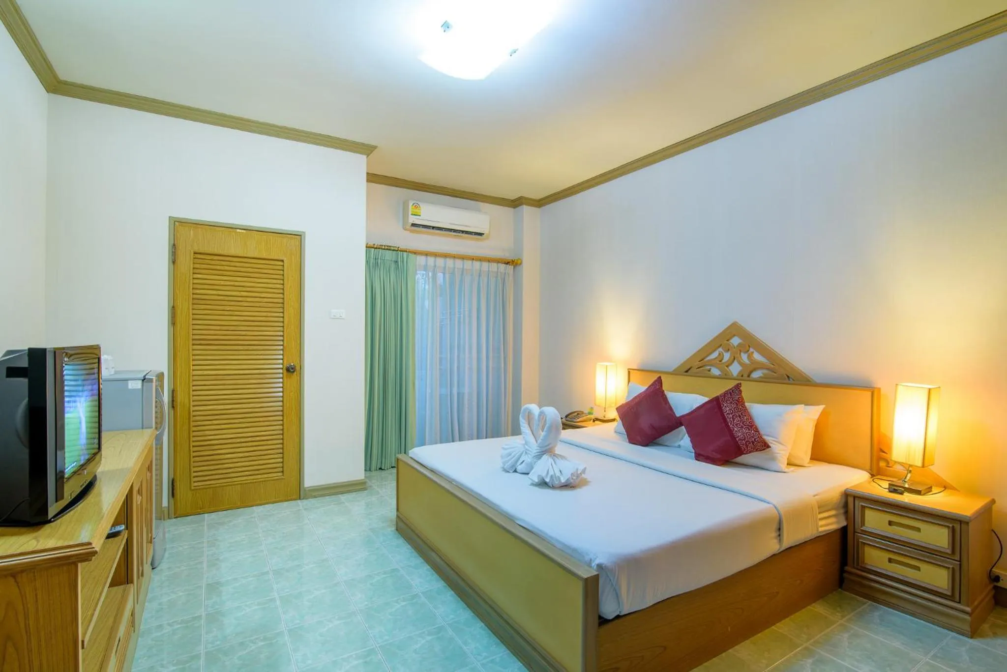 Bed in Hua Hin Condotel & Resort Taweeporn