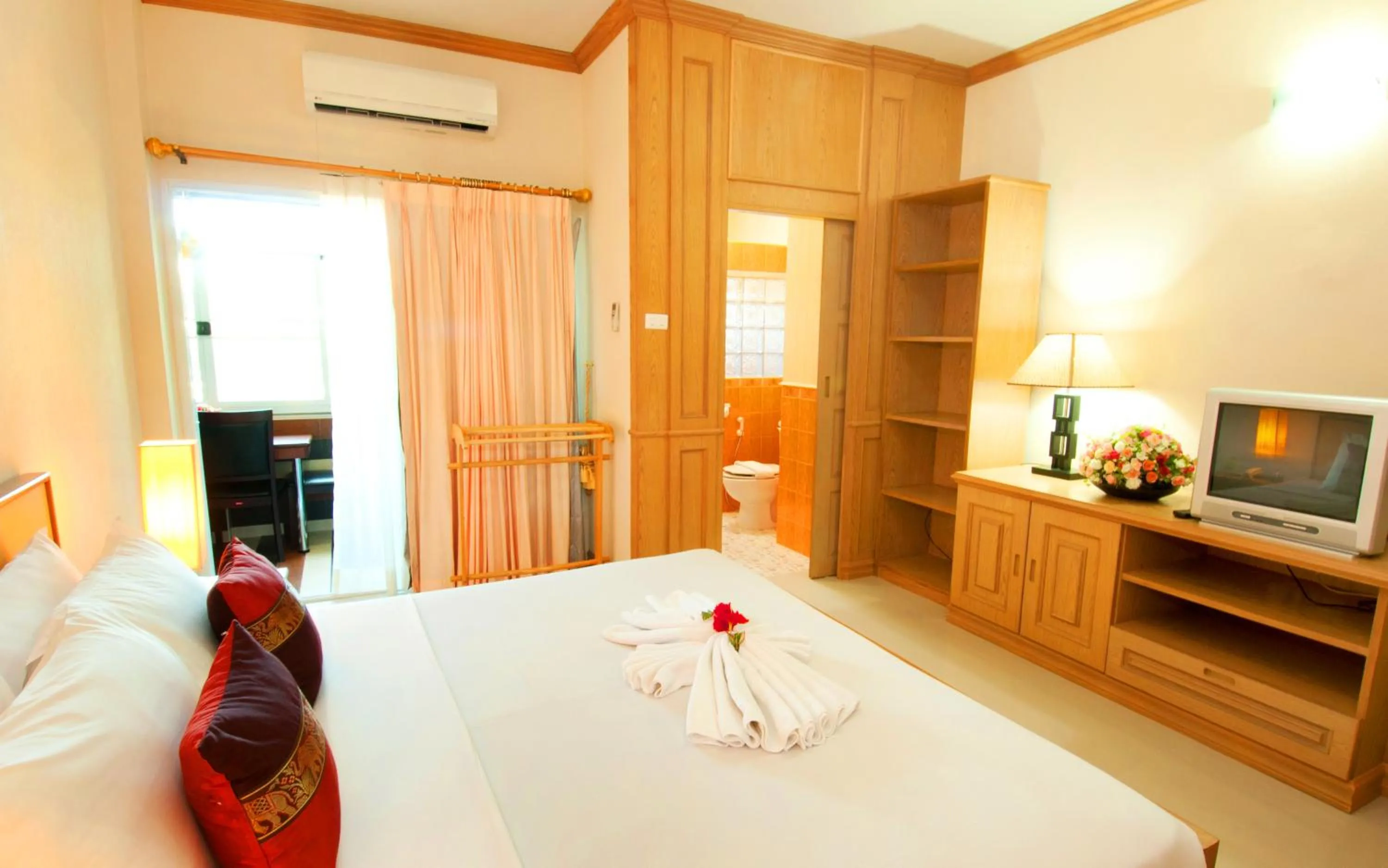 Bathroom, Bed in Hua Hin Condotel & Resort Taweeporn