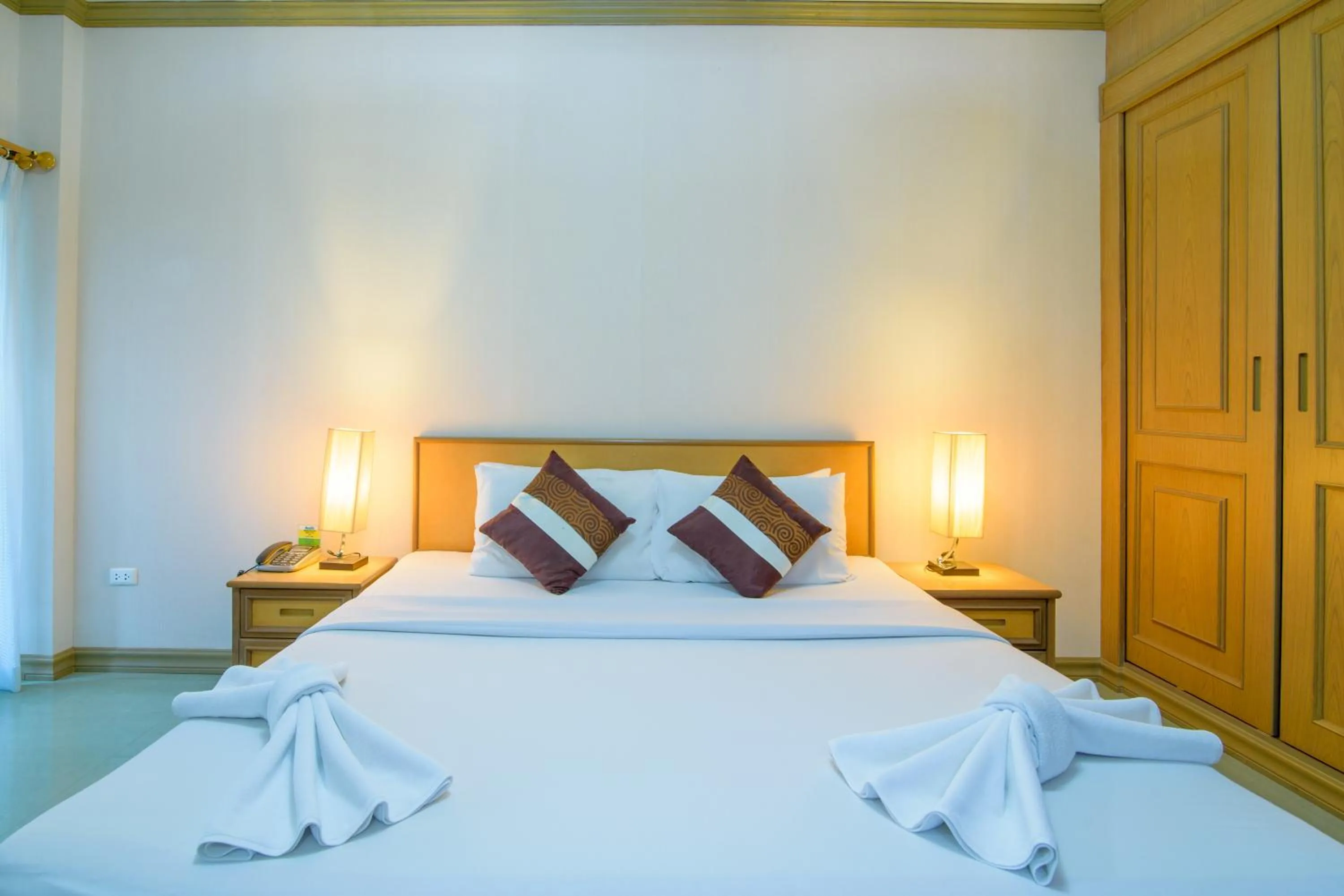 Bed in Hua Hin Condotel & Resort Taweeporn