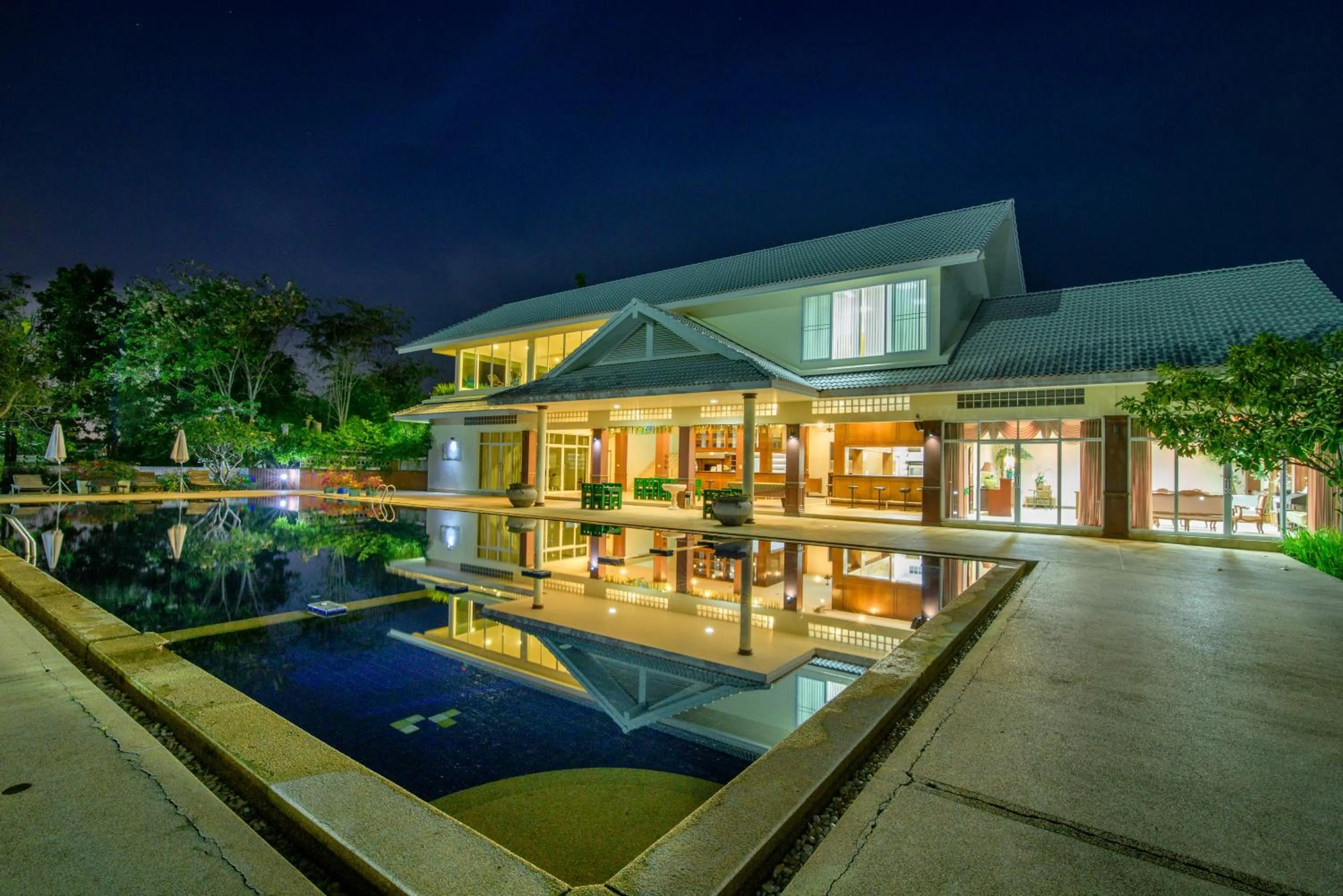 Swimming pool in Hua Hin Condotel & Resort Taweeporn