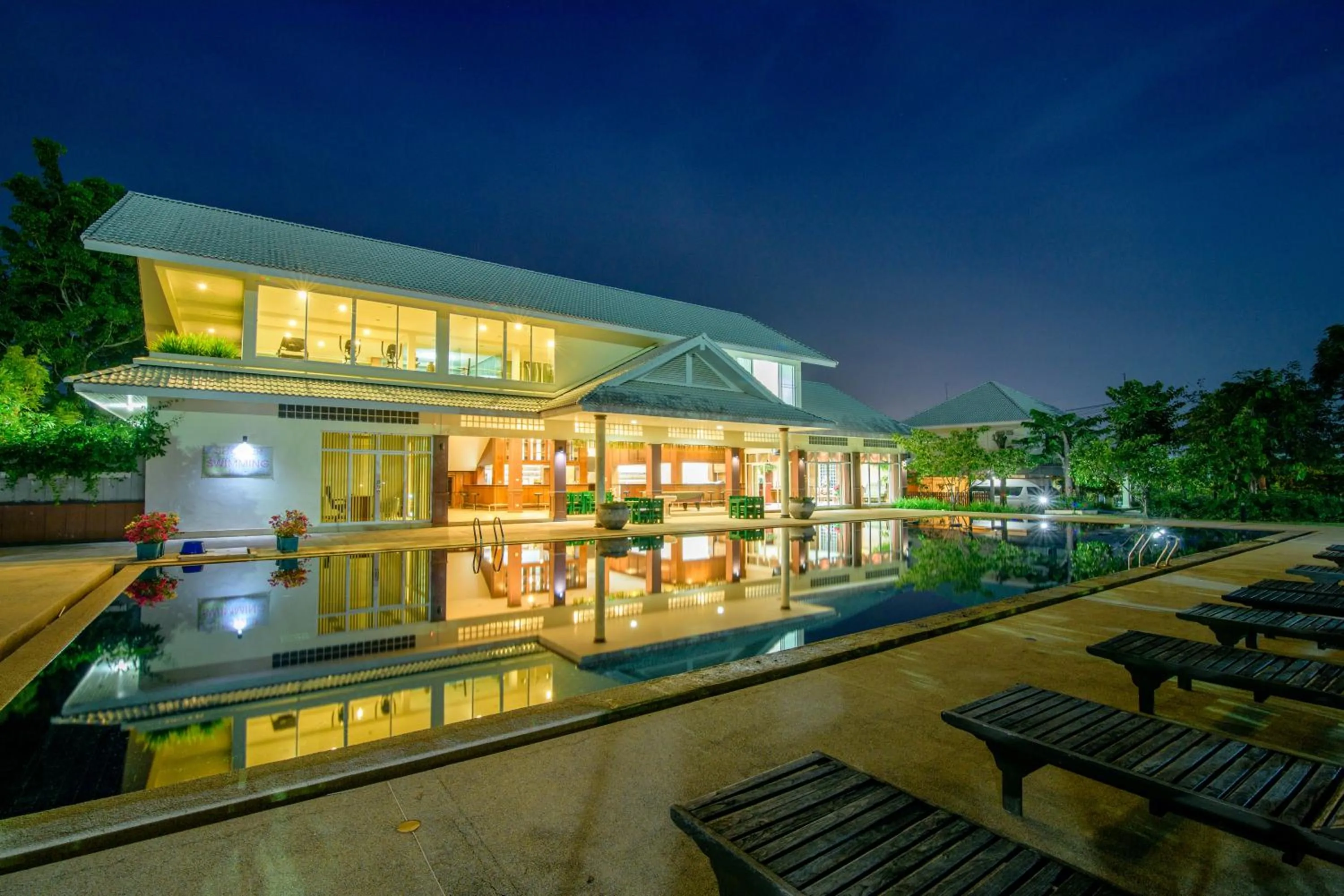 Swimming pool in Hua Hin Condotel & Resort Taweeporn
