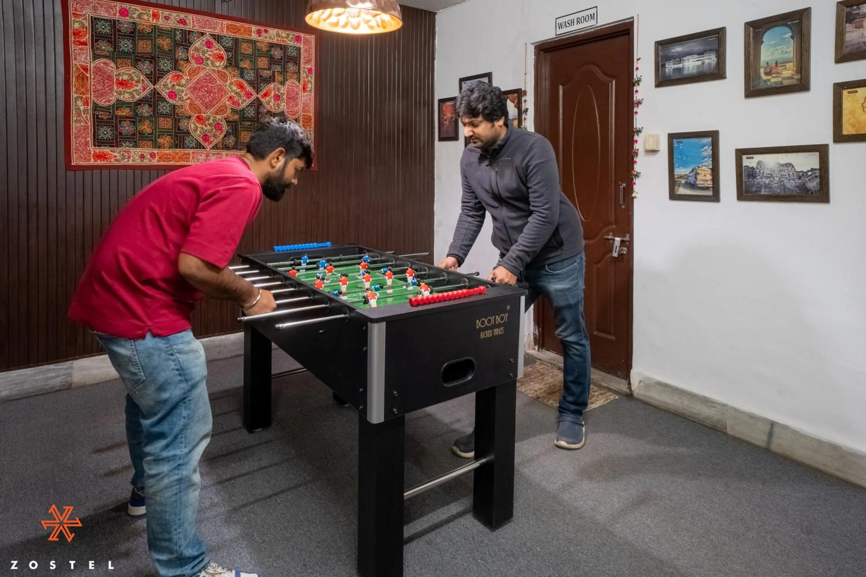 Communal lounge/ TV room in Zostel Udaipur