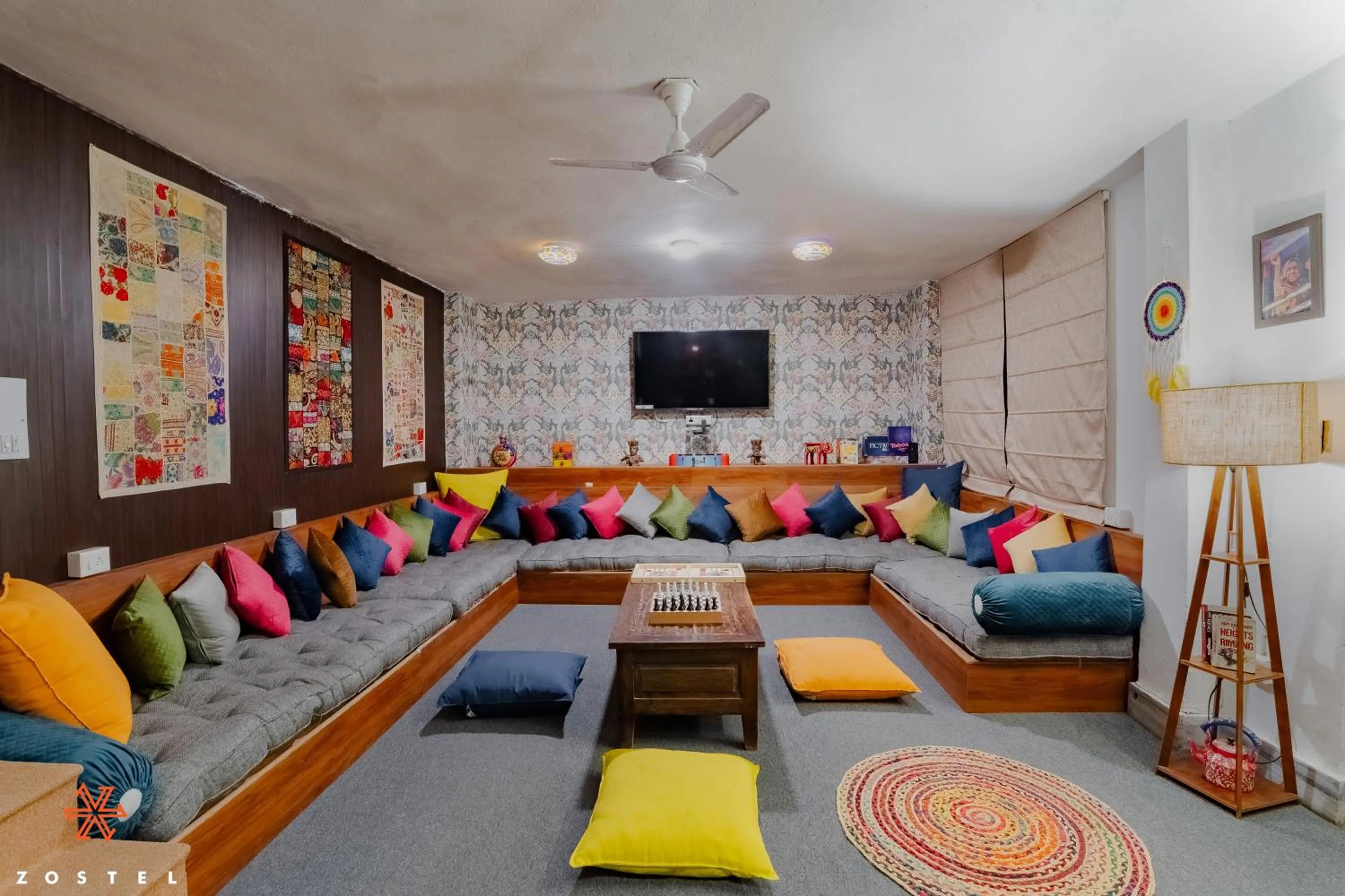 Communal lounge/ TV room in Zostel Udaipur