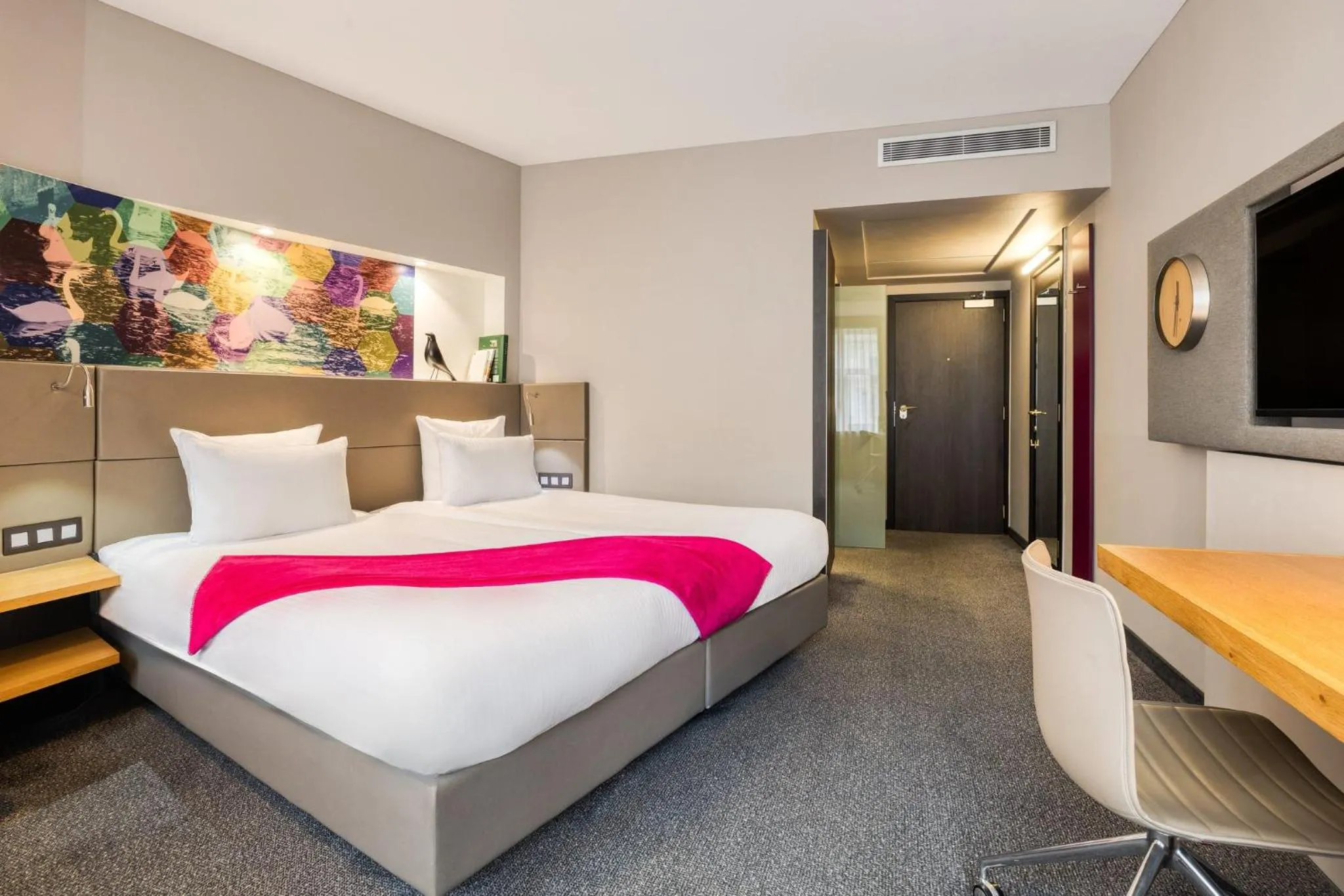 Photo of the whole room, Bed in Crowne Plaza Hotel Brugge by IHG