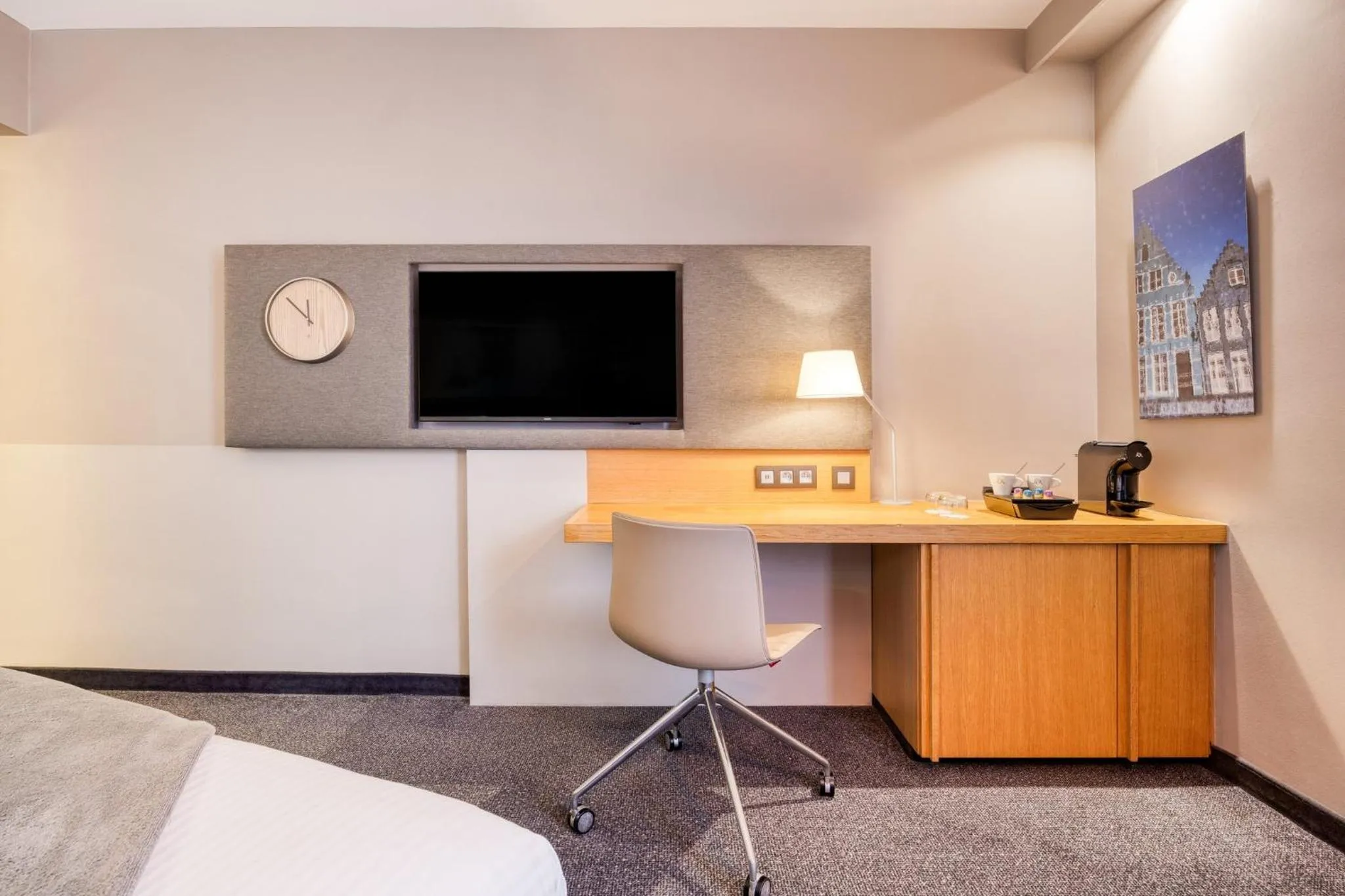 Photo of the whole room, Bed in Crowne Plaza Hotel Brugge by IHG