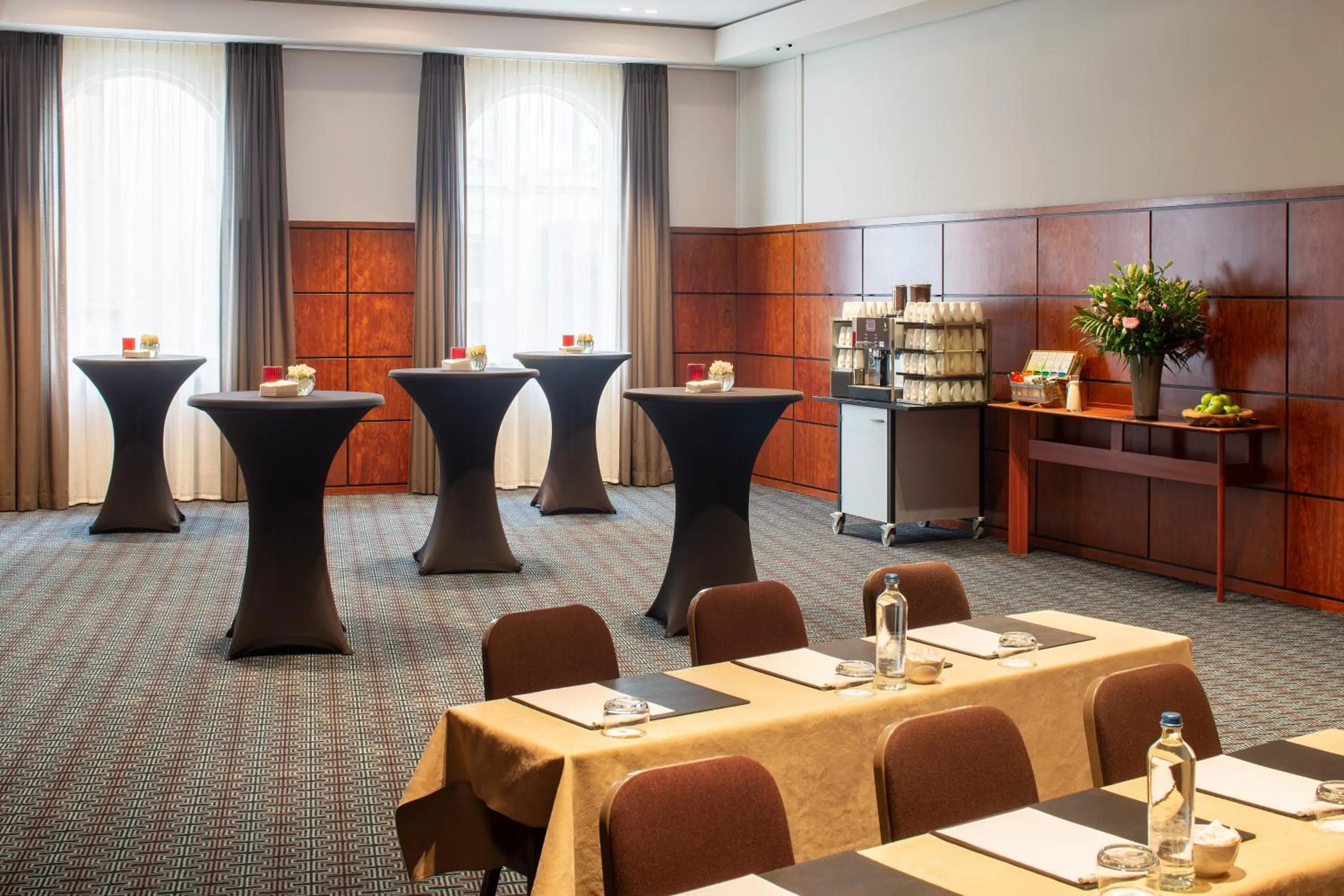 Restaurant/places to eat in Crowne Plaza Hotel Brugge by IHG