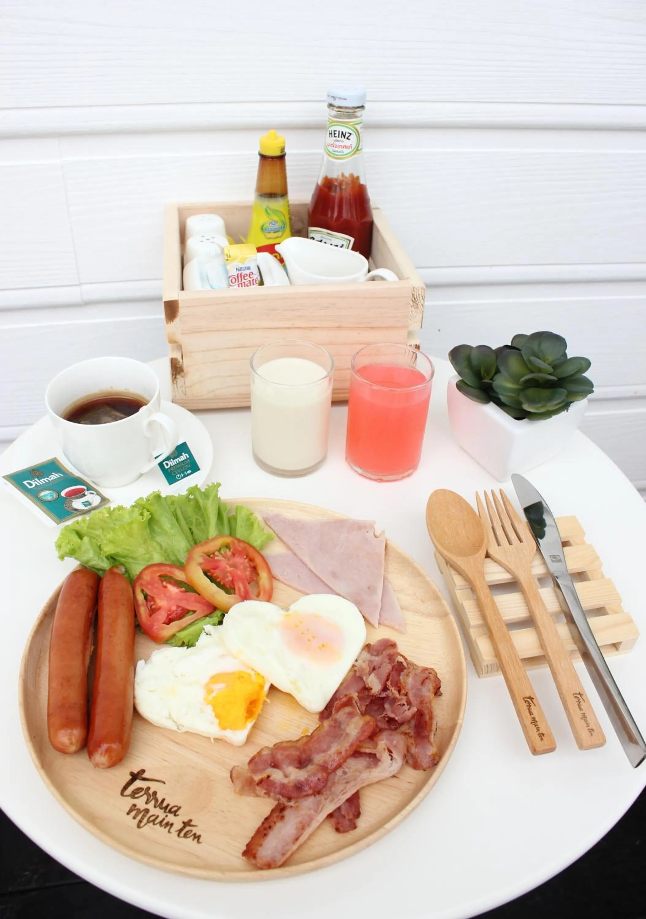 Breakfast in Terrua Main Ten Villa Garden