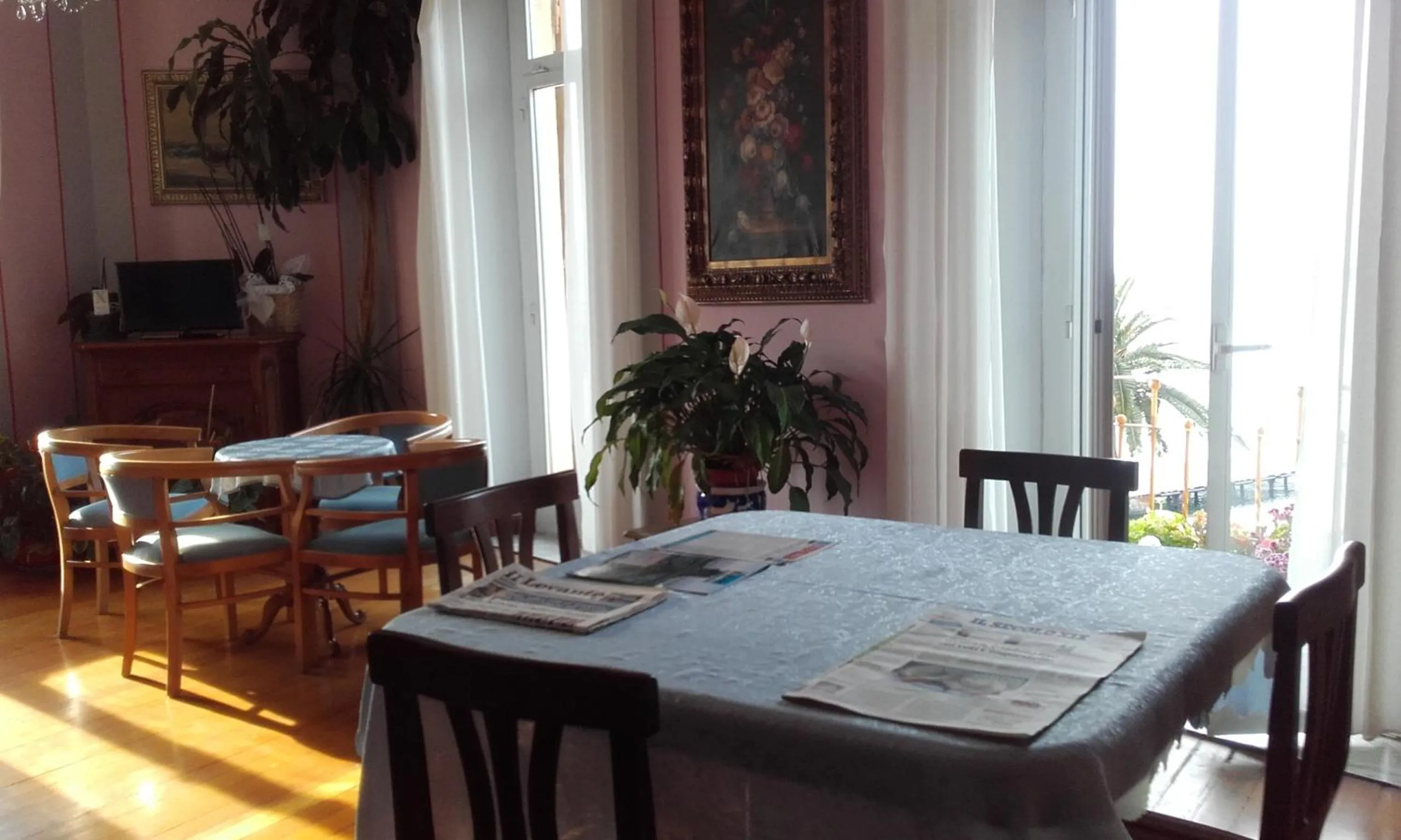 Communal lounge/ TV room in Albergo Bandoni