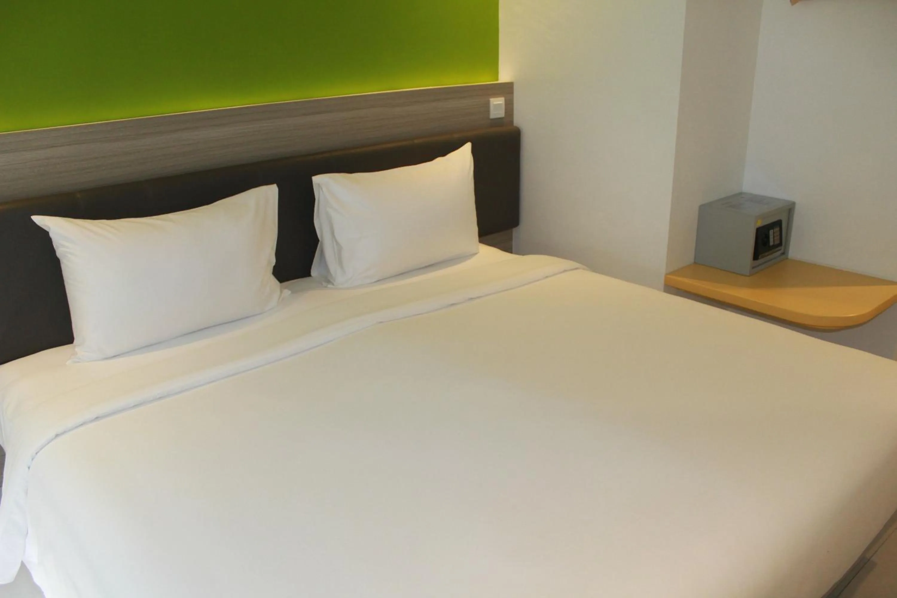 Bed in Amaris Hotel Margorejo Surabaya