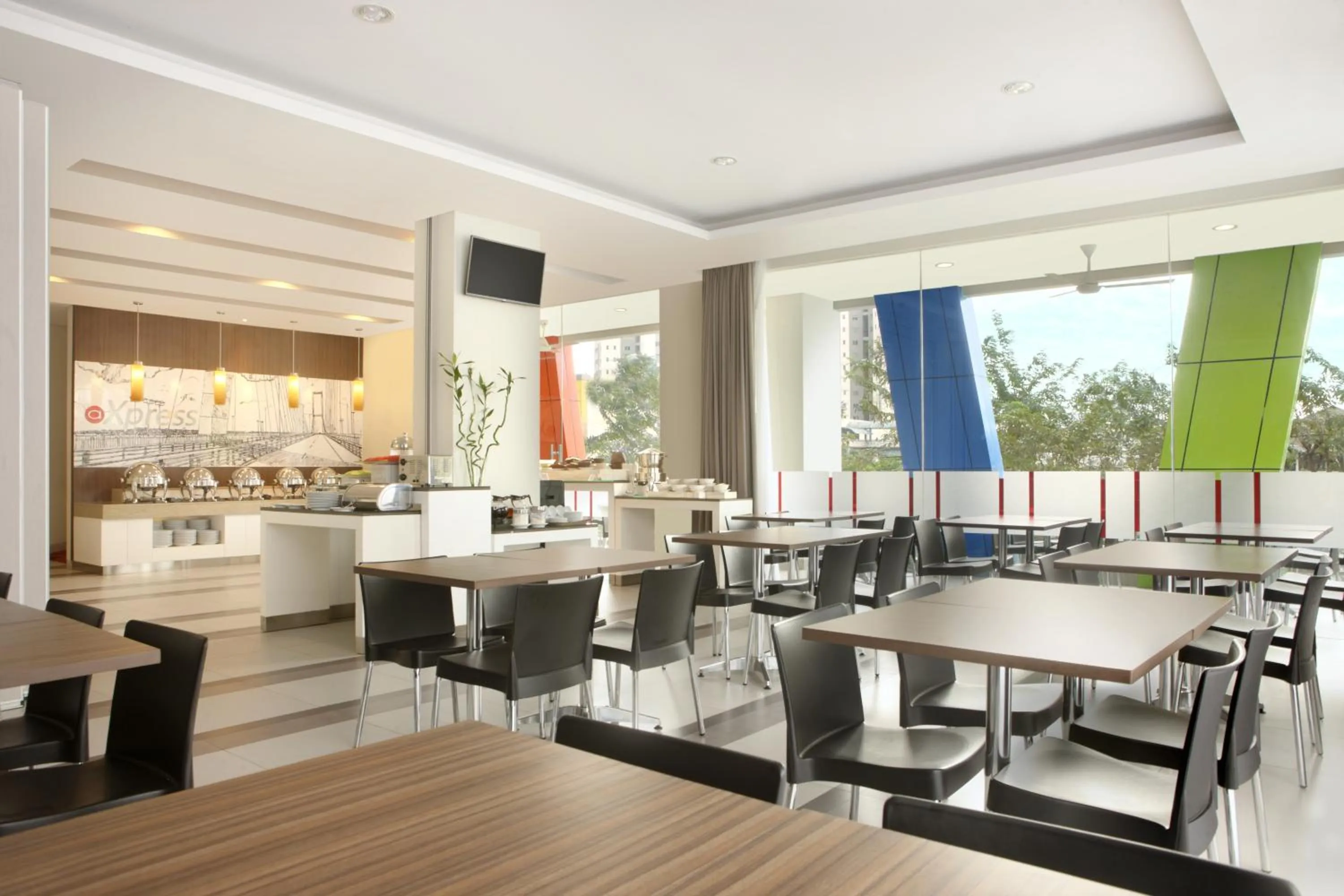 Restaurant/places to eat in Amaris Hotel Margorejo Surabaya