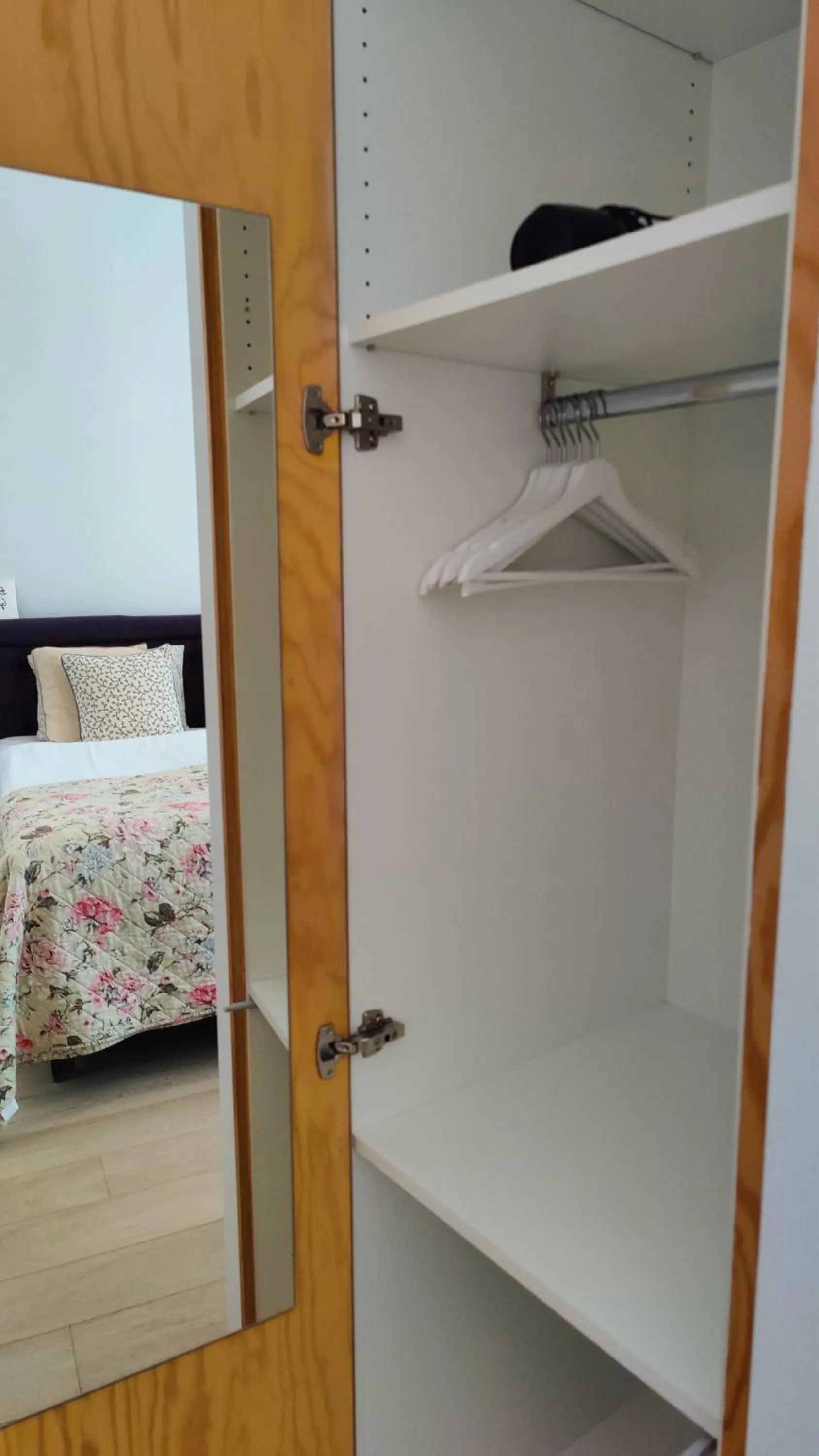 wardrobe, Bed in b&b les invités