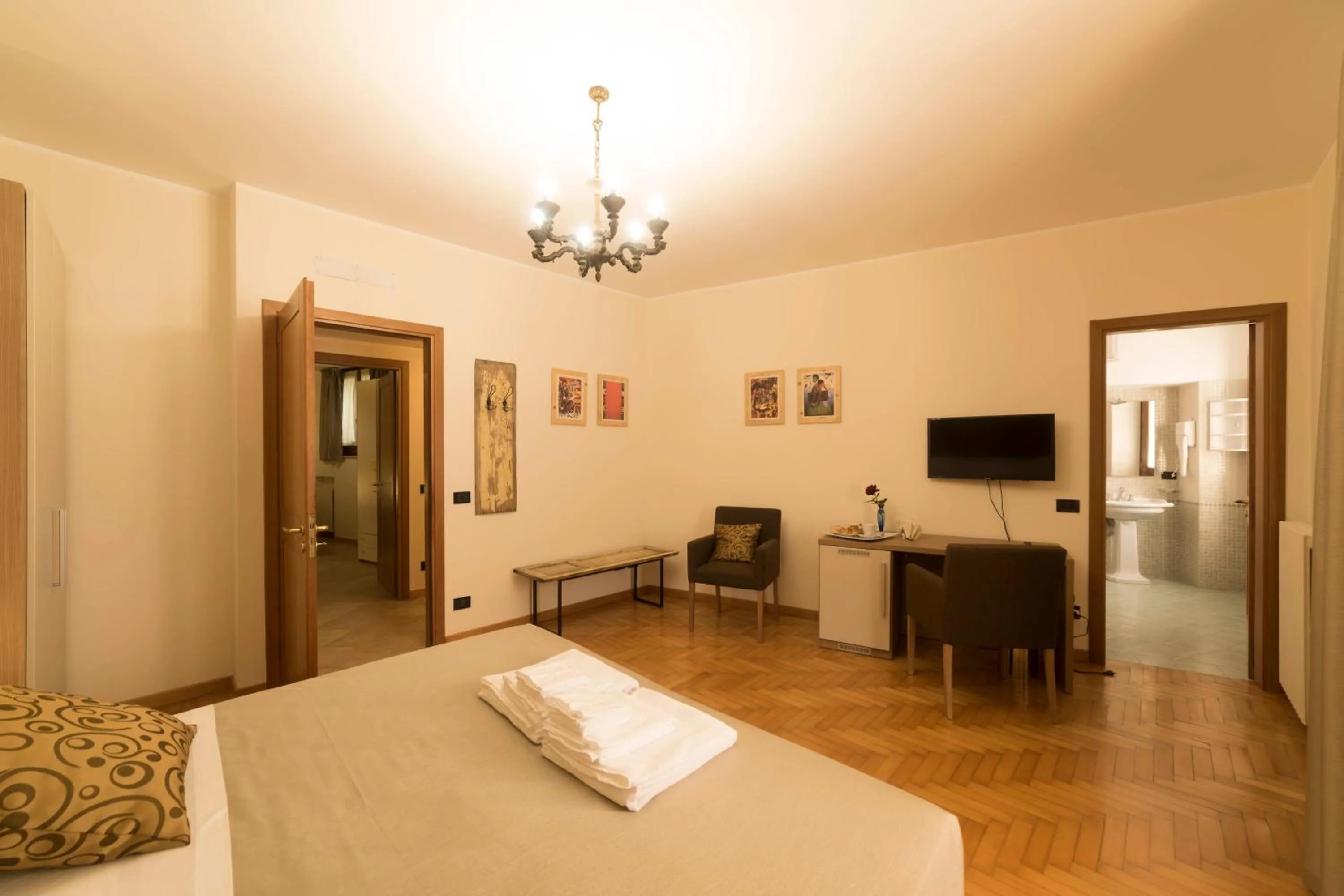 Photo of the whole room, Bed in BBuSS Country Club