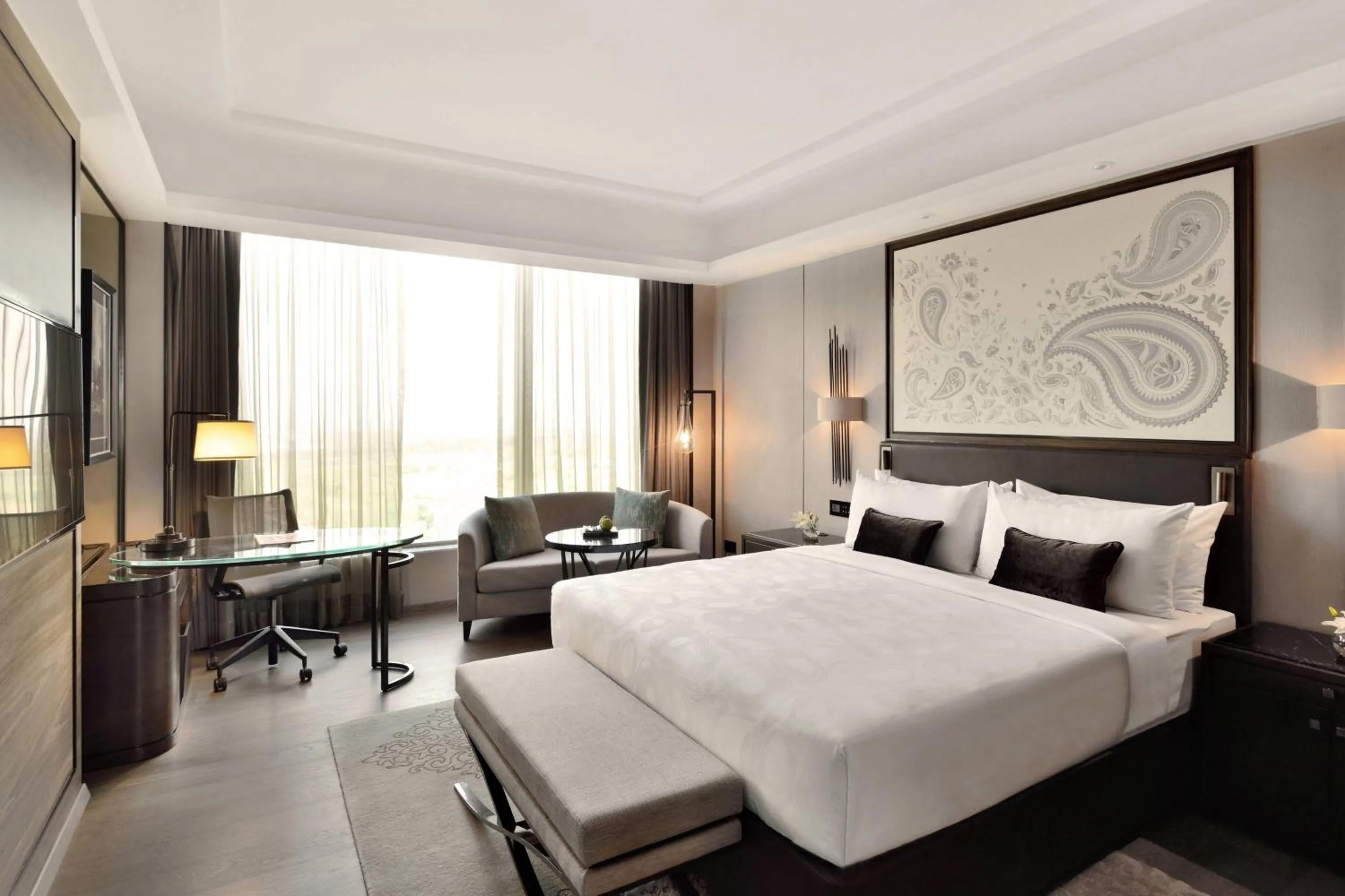 Photo of the whole room, Bed in JW Marriott Hotel Kolkata