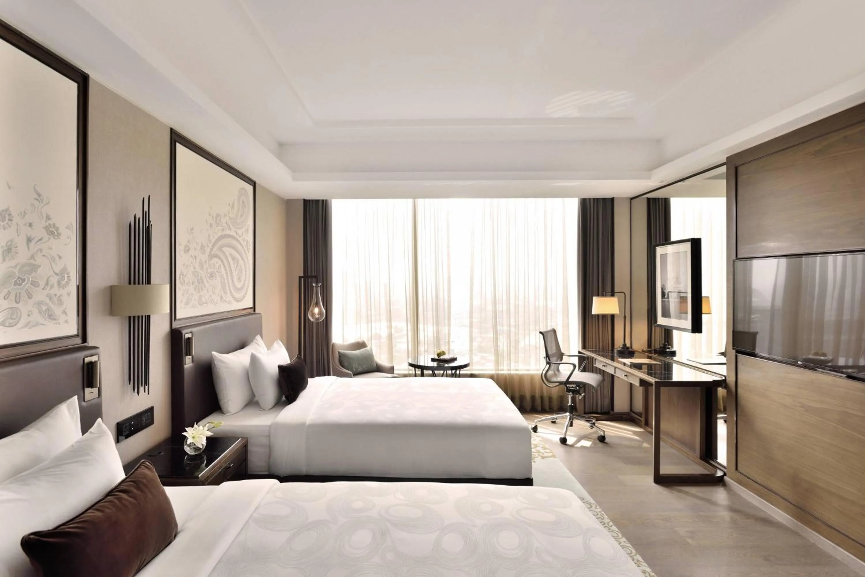 Photo of the whole room, Bed in JW Marriott Hotel Kolkata