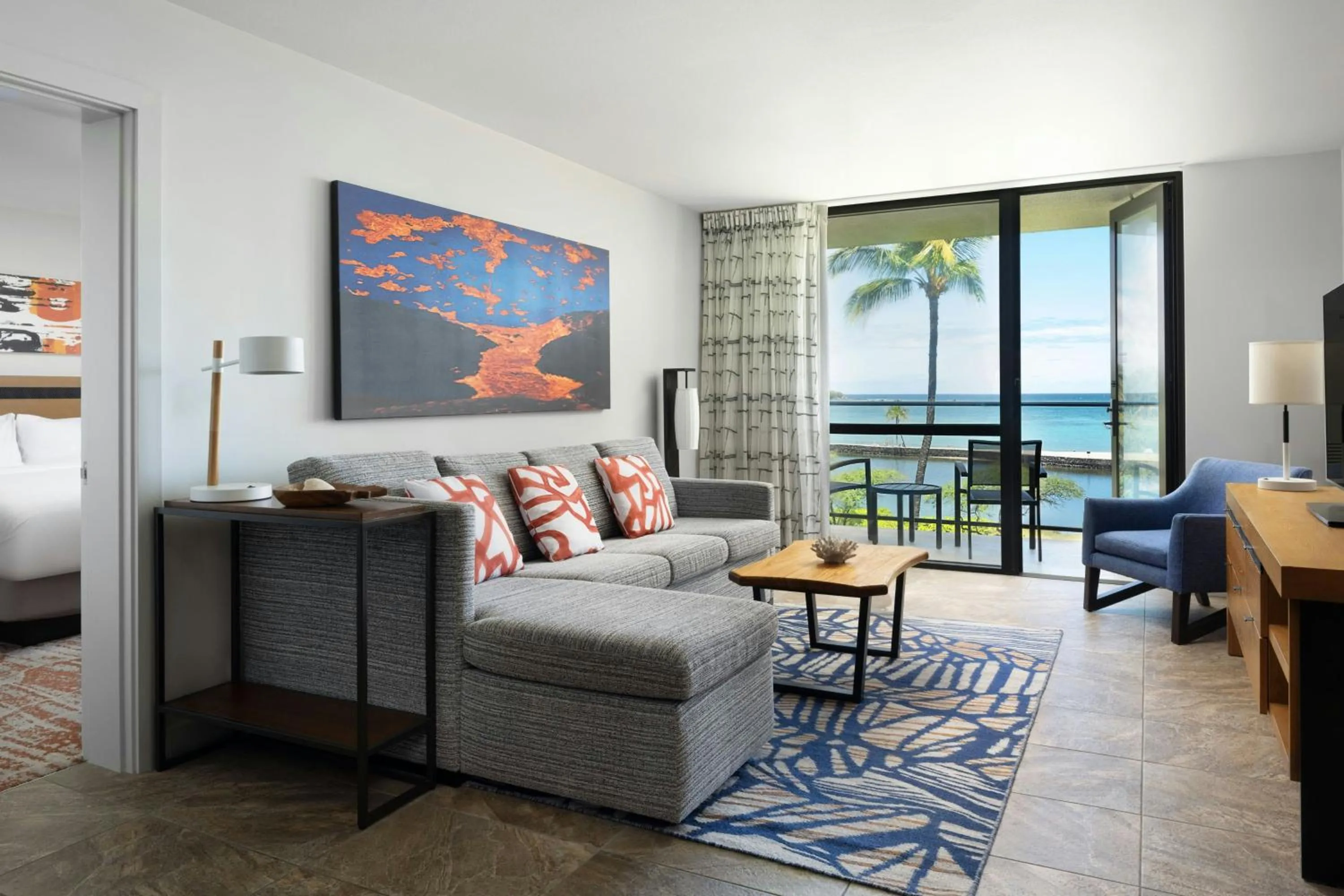 Living room, Bed in Marriott’s Waikoloa Ocean Club