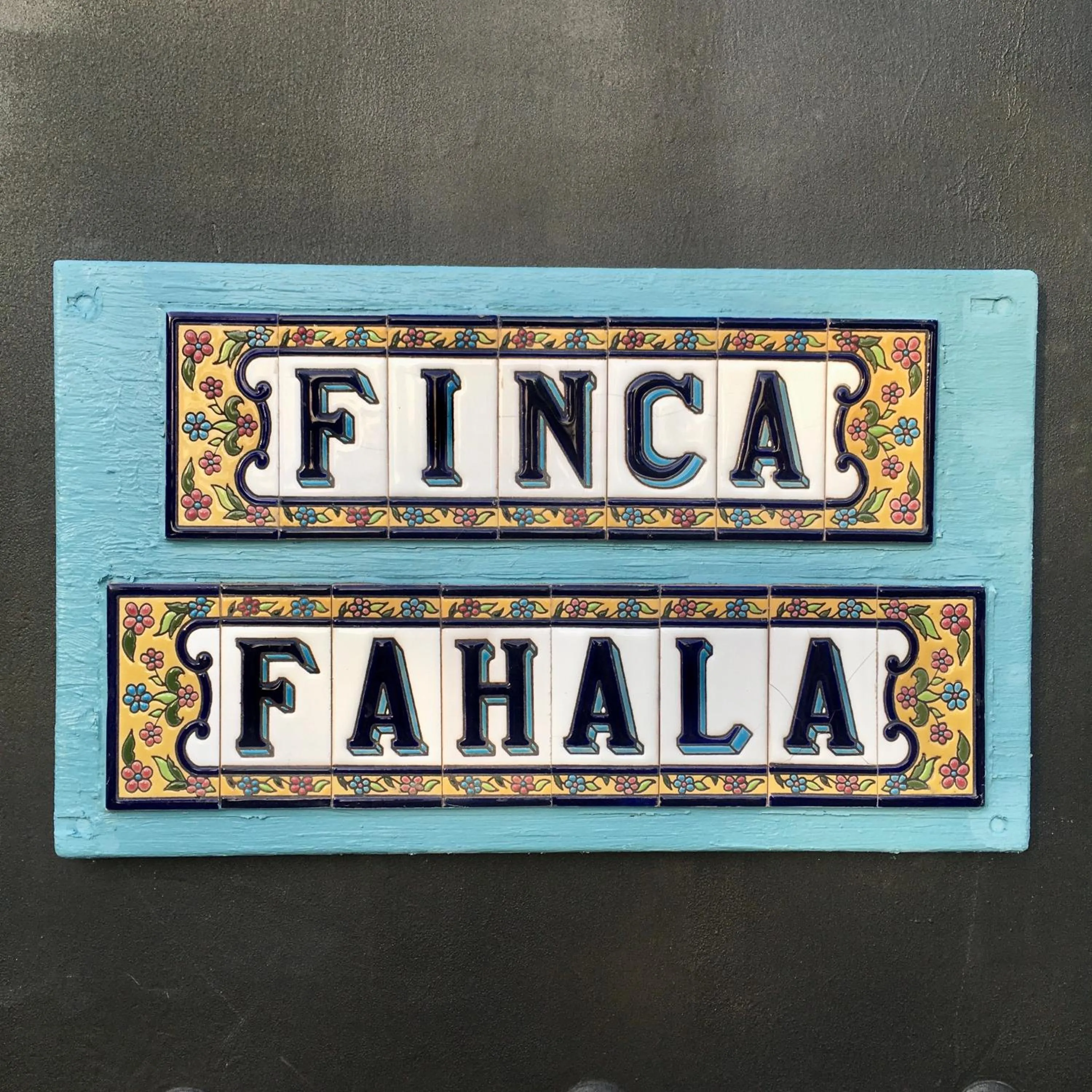 Facade/entrance in Finca Fahala