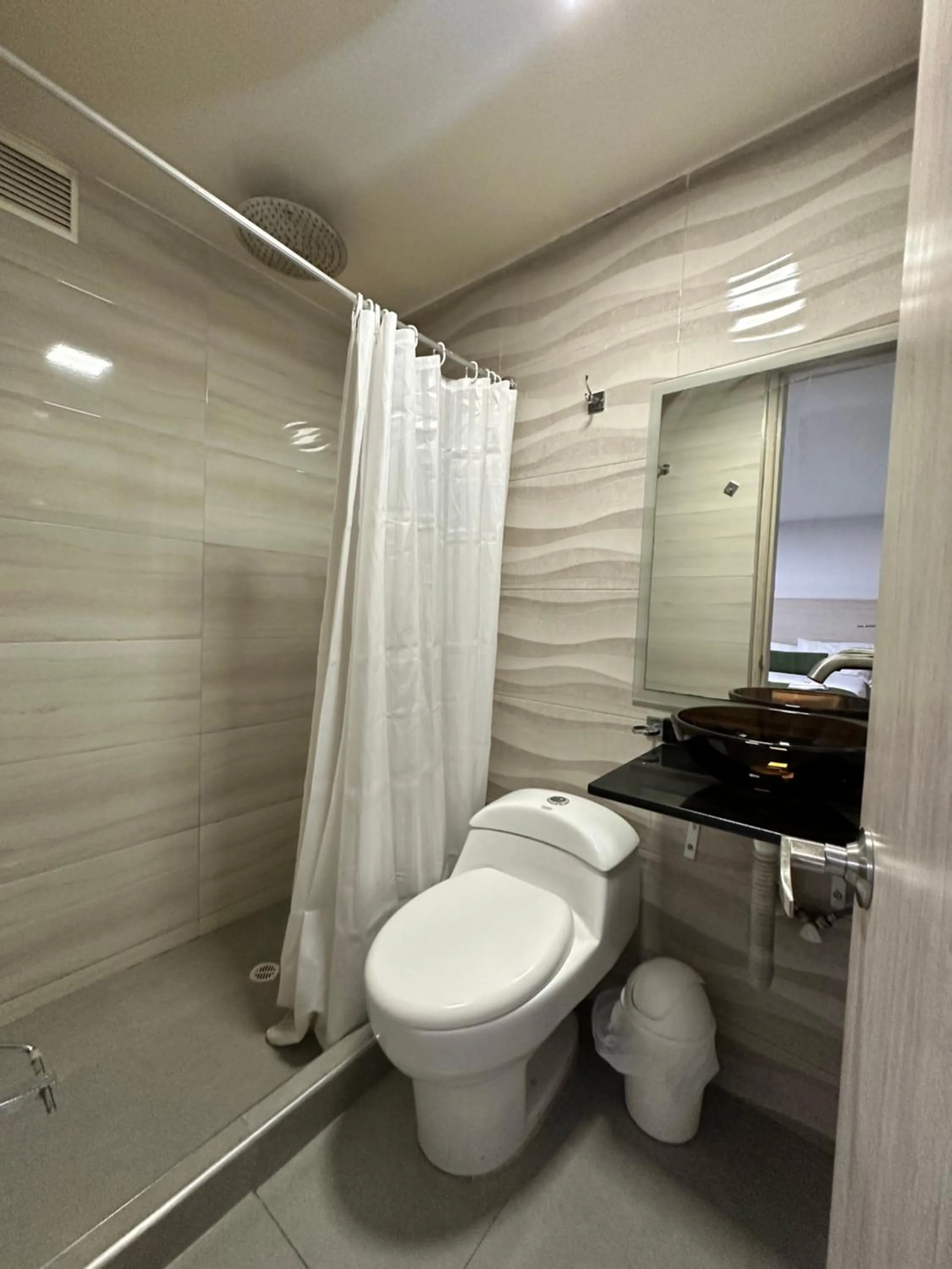 Shower in Hotel Bestmark Platino en Chapinero Bogota