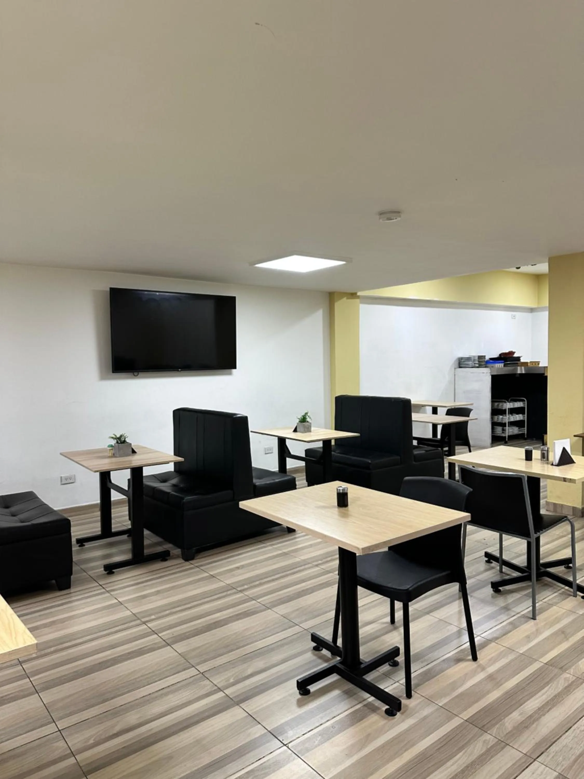 Communal lounge/ TV room in Hotel Bestmark Platino en Chapinero Bogota