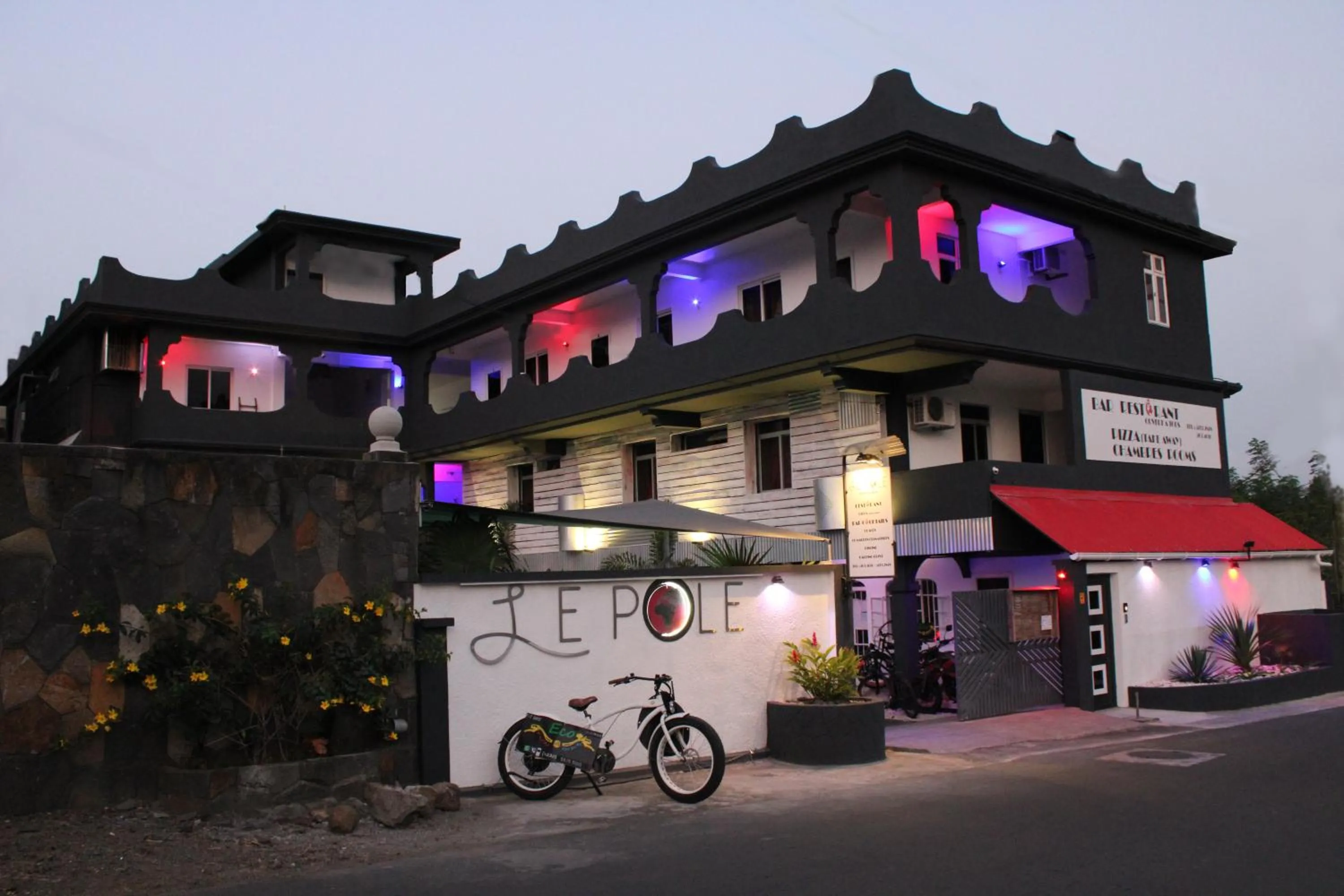 Facade/entrance in Le Pôle