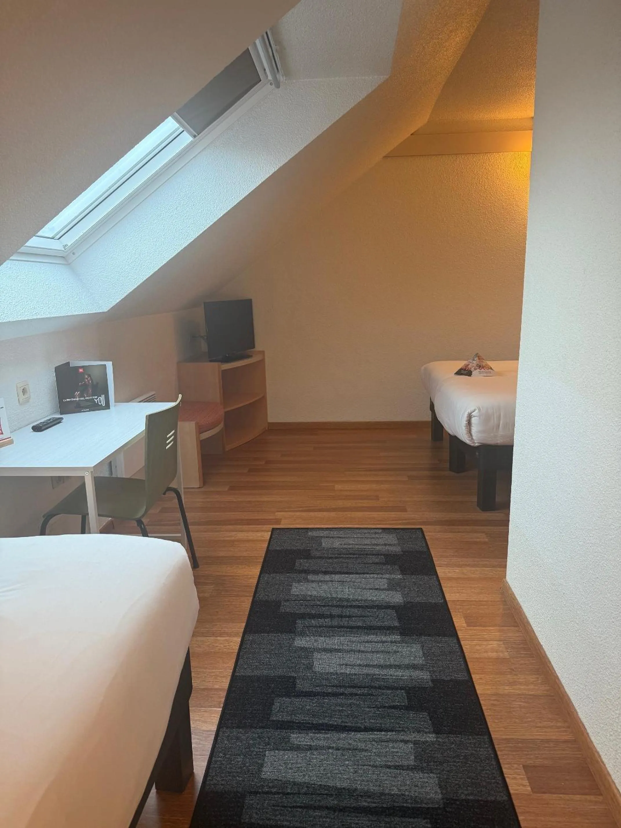 Photo of the whole room, Bed in ibis Brussels Waterloo