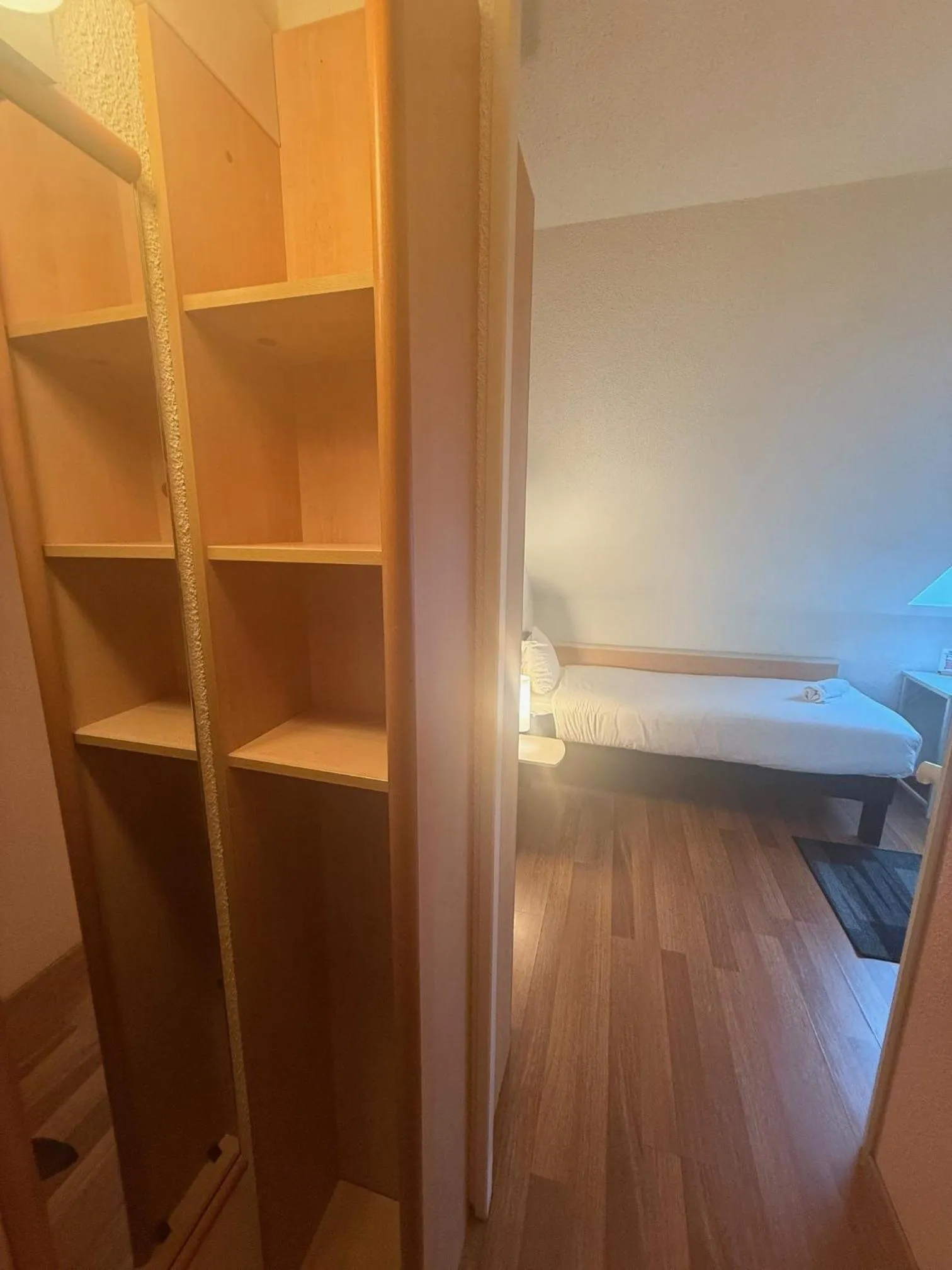 wardrobe, Bed in ibis Brussels Waterloo