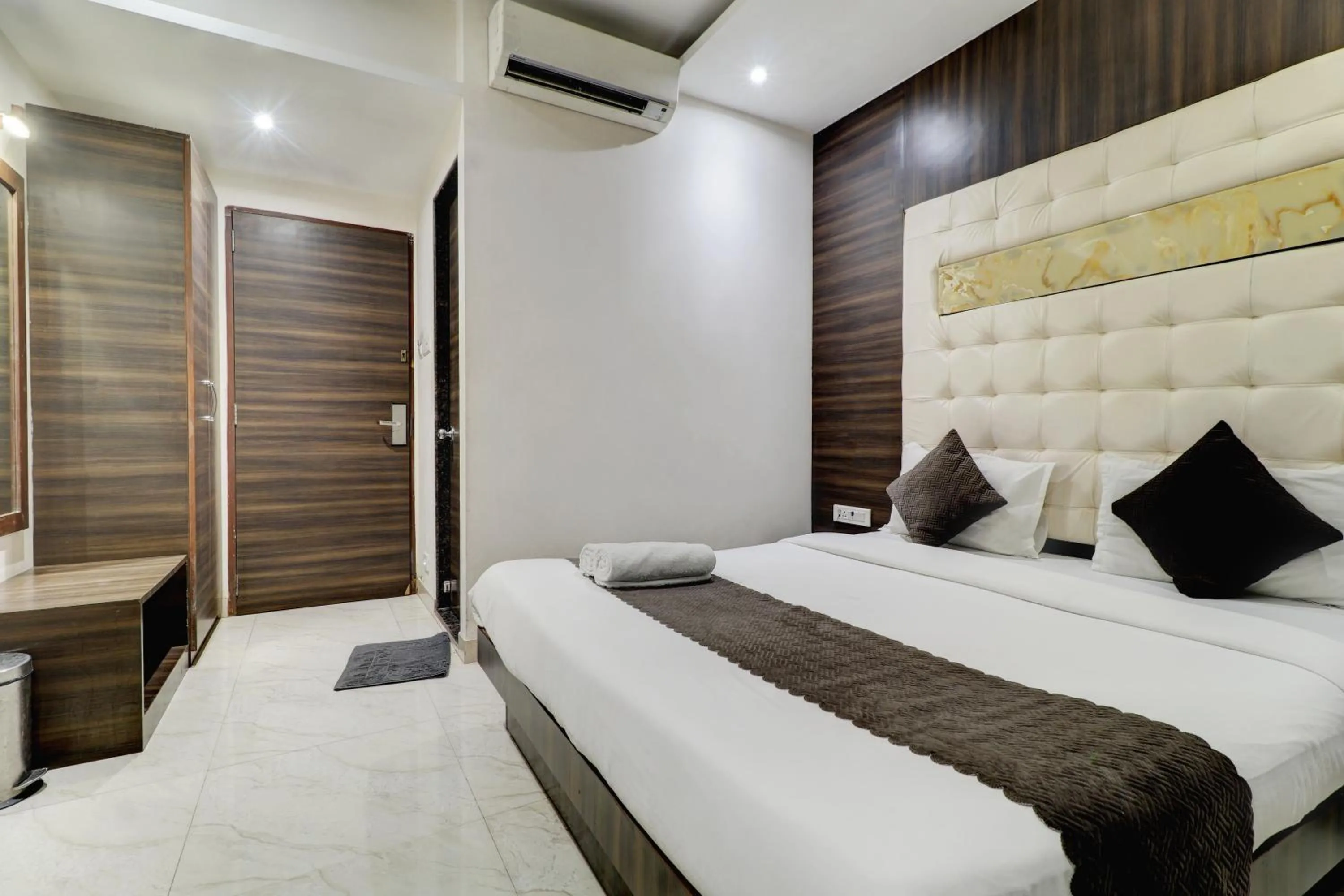 Bedroom, Bed in Hotel A. K. International - Fort