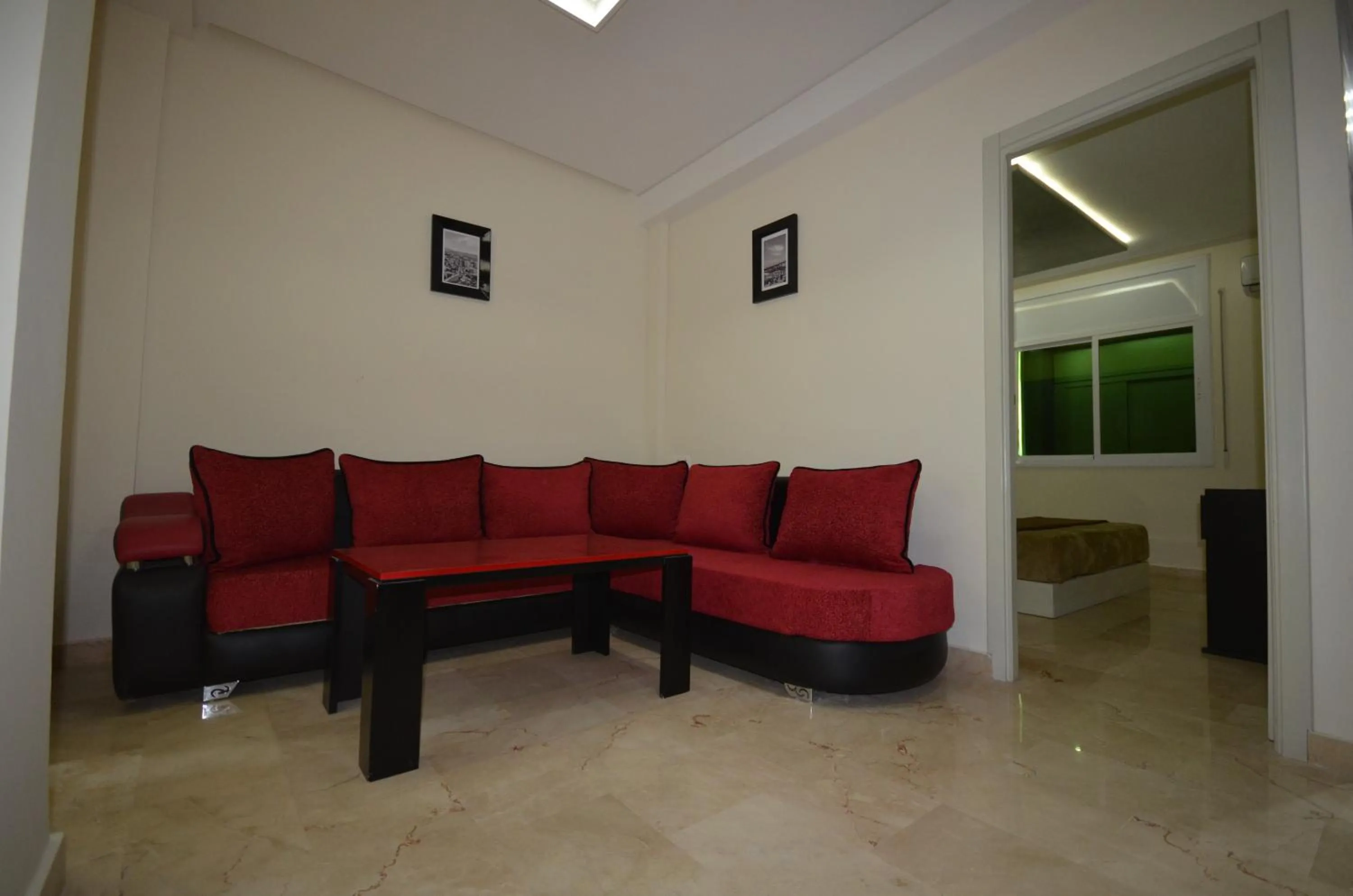 Living room in Hôtel-Café-Restaurant Pyramides,
